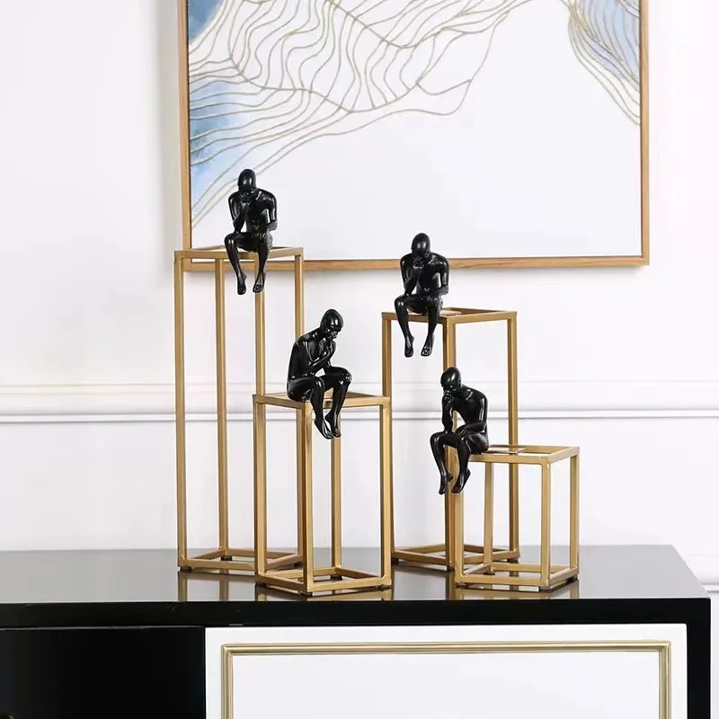 Moderne Kreative Wohnaccessoires – Dekorative Denker-Statue aus schwarzem Resin