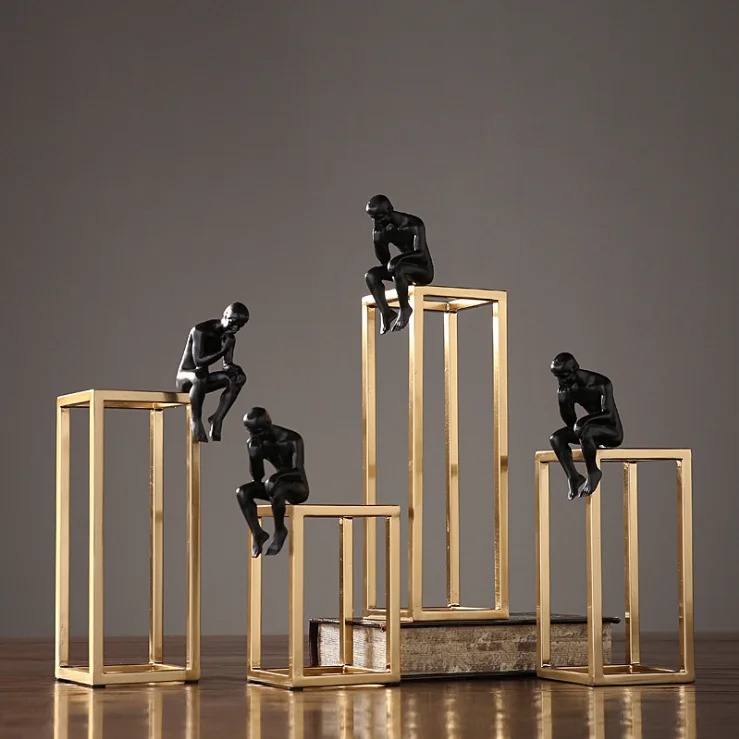 Moderne Kreative Wohnaccessoires – Dekorative Denker-Statue aus schwarzem Resin