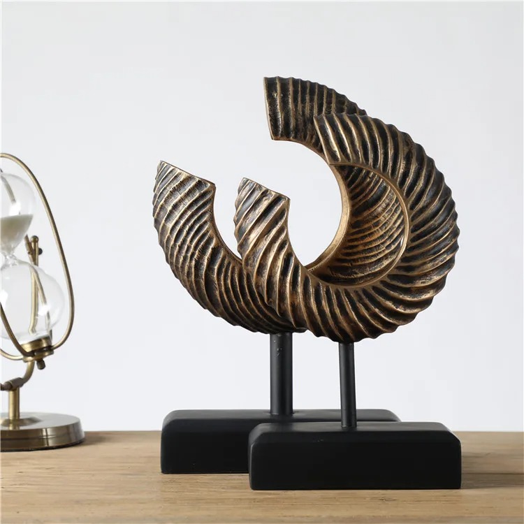 Goldene Resin-Kunstwerke für luxuriöse Retro-Dekoration im Wohnzimmer