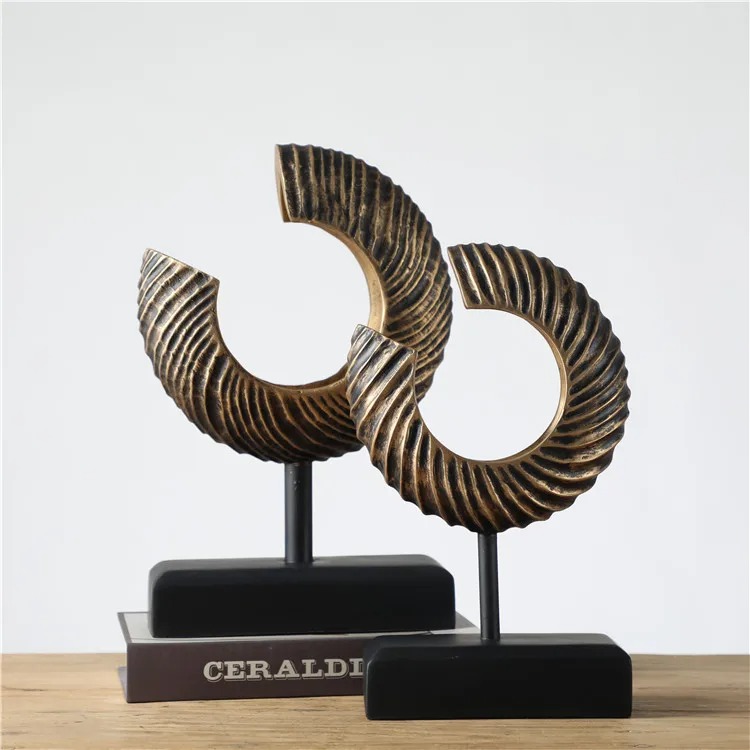 Goldene Resin-Kunstwerke für luxuriöse Retro-Dekoration im Wohnzimmer