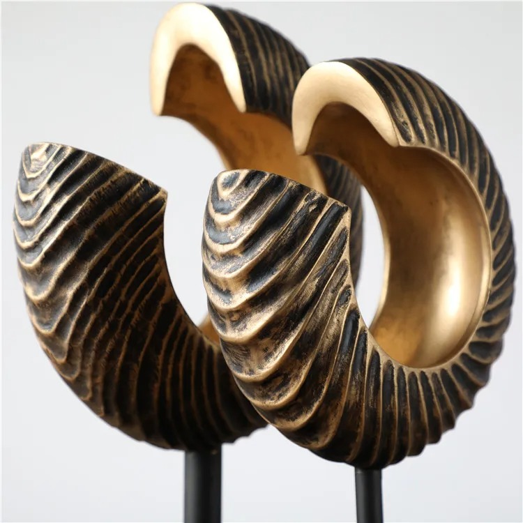 Goldene Resin-Kunstwerke für luxuriöse Retro-Dekoration im Wohnzimmer