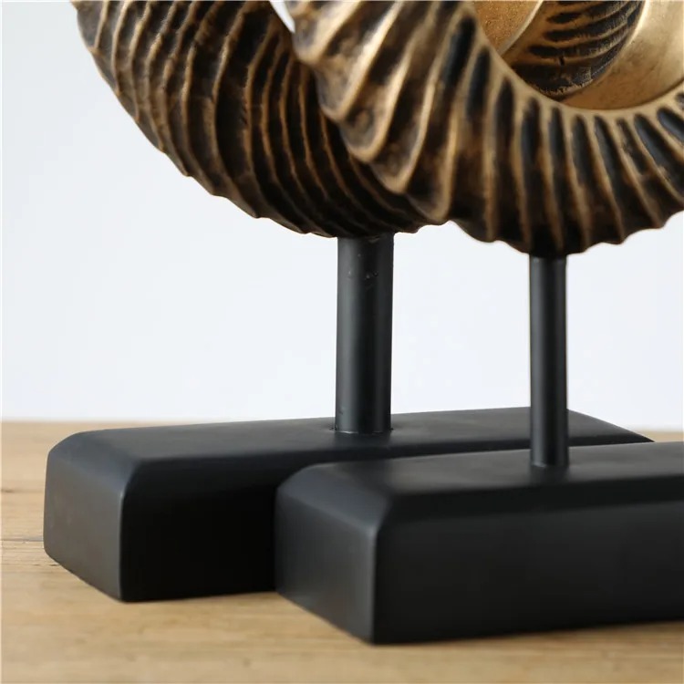 Goldene Resin-Kunstwerke für luxuriöse Retro-Dekoration im Wohnzimmer