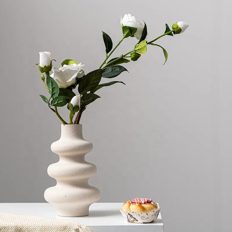 Nordic Ceramic Beige Blumenvase mit Spiralform – Elegante Tischdekoration für Hochzeiten und Zuhause