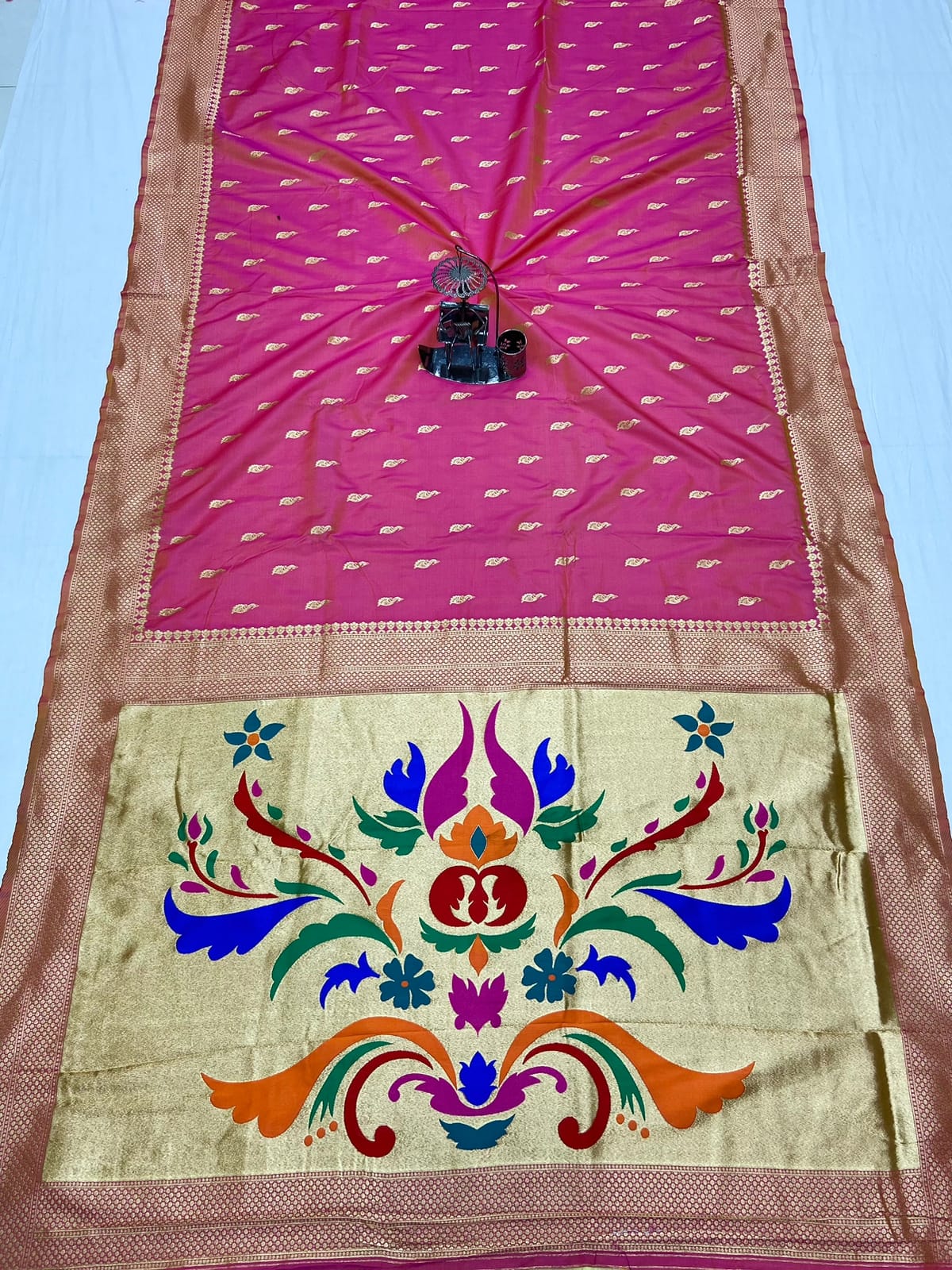  Beautiful pure soft banarasi lichi silk heavy saree with nice & designer look Gold jari weaving Peacock Butti  and border comes with new concept Pallu With  Border.💃