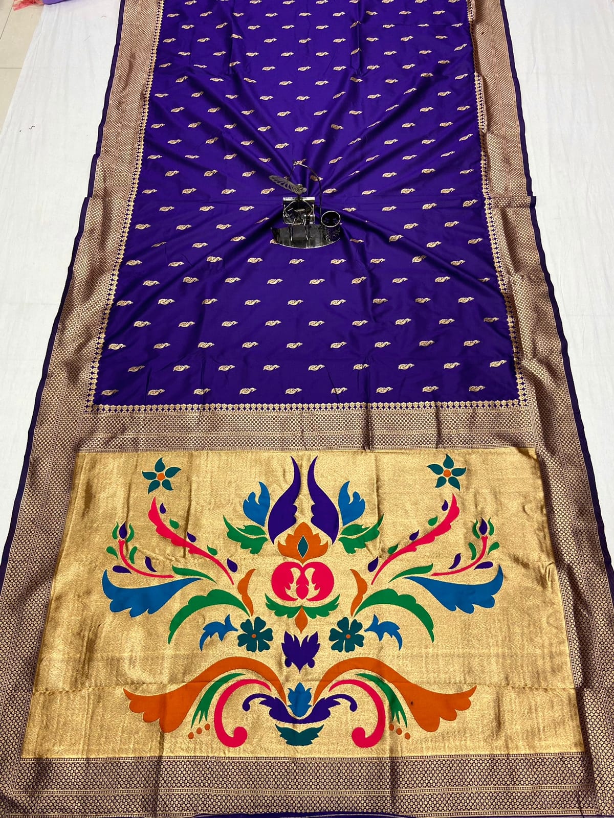  Beautiful pure soft banarasi lichi silk heavy saree with nice & designer look Gold jari weaving Peacock Butti  and border comes with new concept Pallu With  Border.💃