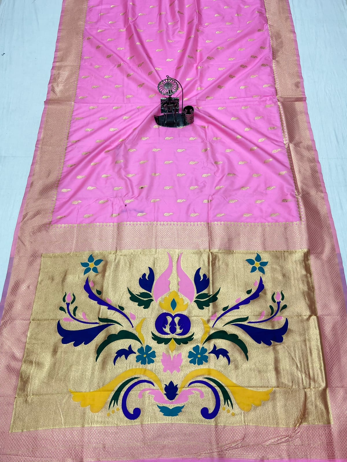  Beautiful pure soft banarasi lichi silk heavy saree with nice & designer look Gold jari weaving Peacock Butti  and border comes with new concept Pallu With  Border.💃