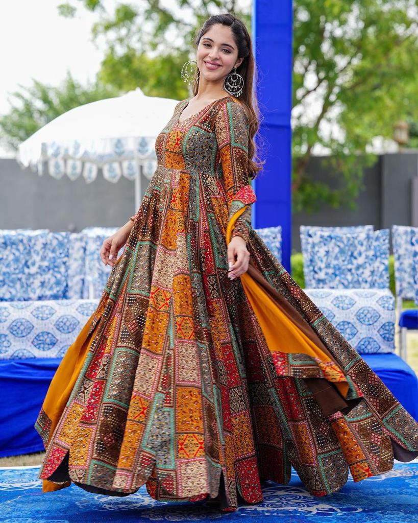 Fox Georgette with 😘🤷🏼‍♀️ digital print gown With print frill with Nazneen Dupptta ✨