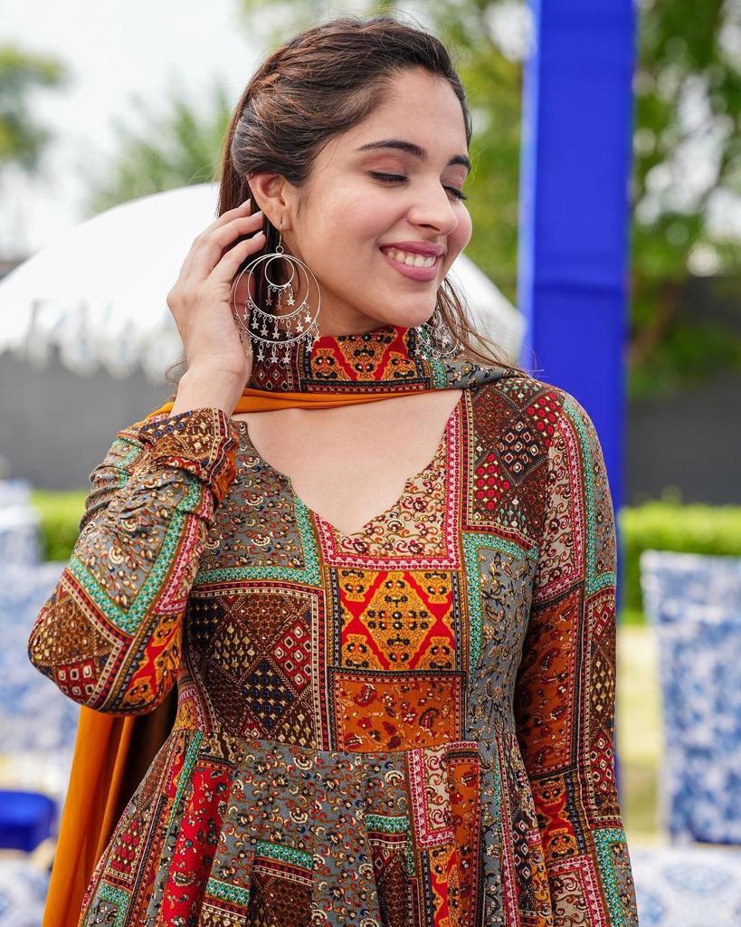  Fox Georgette with 😘🤷🏼‍♀️ digital print gown With print frill with Nazneen Dupptta ✨