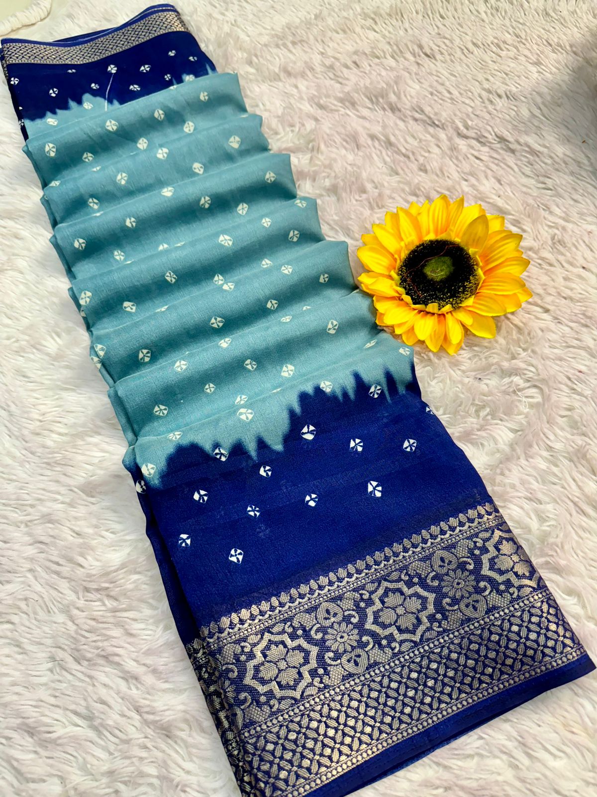 🌷saree allover comes nice  print   weaving checks  along wt two sides zari borders.. ....