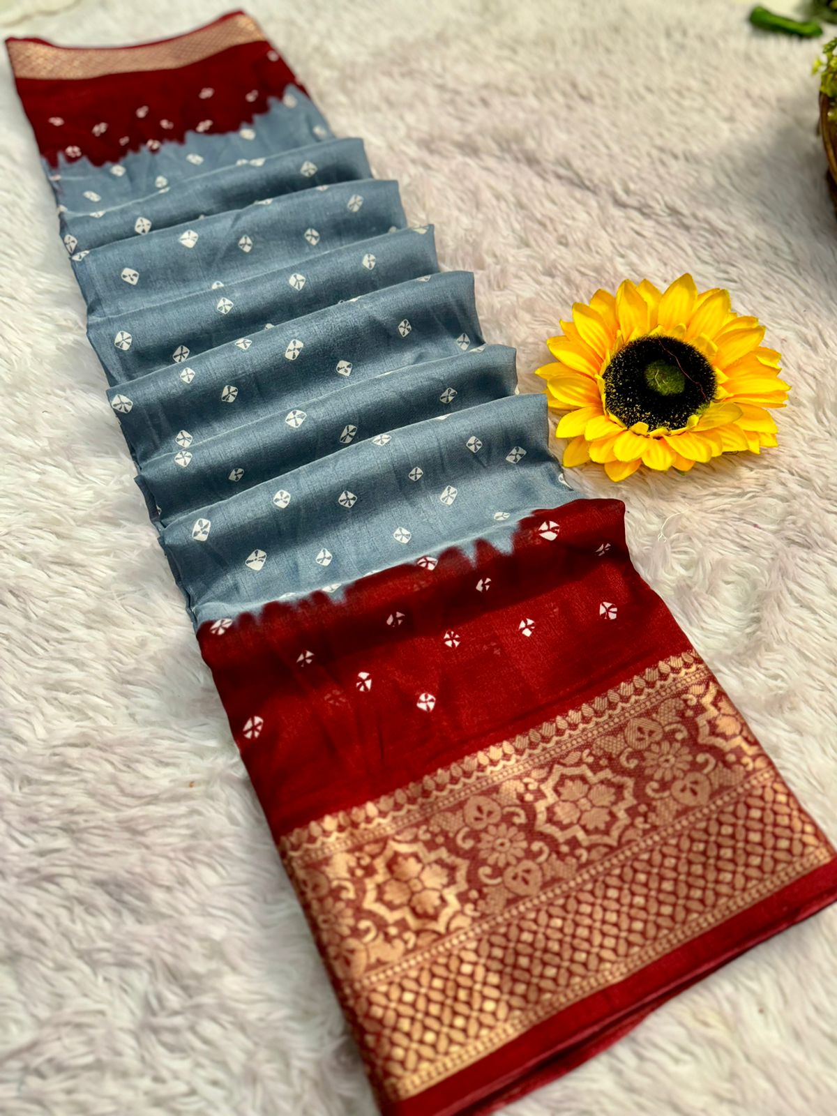 🌷saree allover comes nice  print   weaving checks  along wt two sides zari borders.. ....