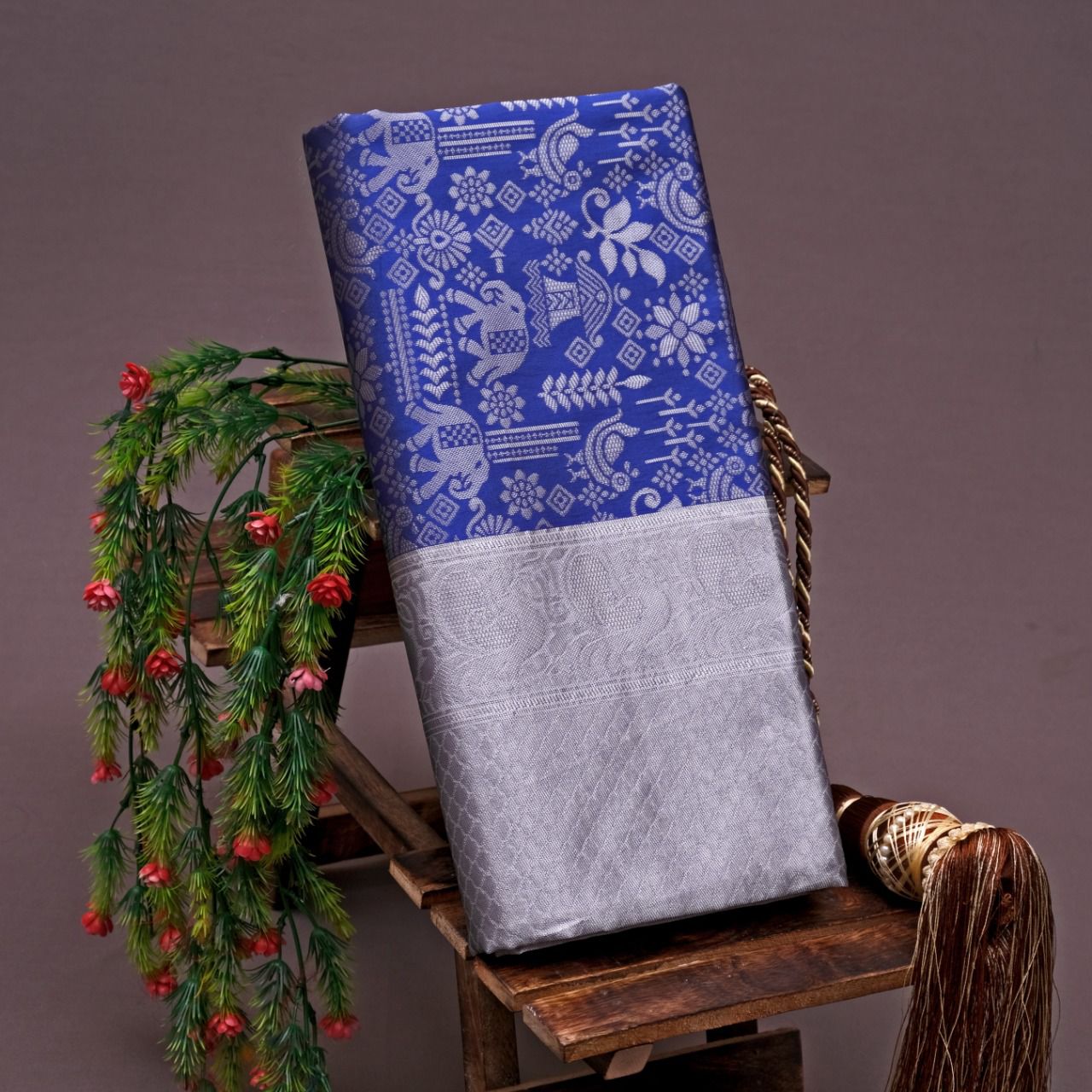  SOFT LICHI SILK  EXCLUSIVE SAREE WITH WEAVING JEQUARD BORDER AND BEAUTIFUL PALLU WITH BLOUSE