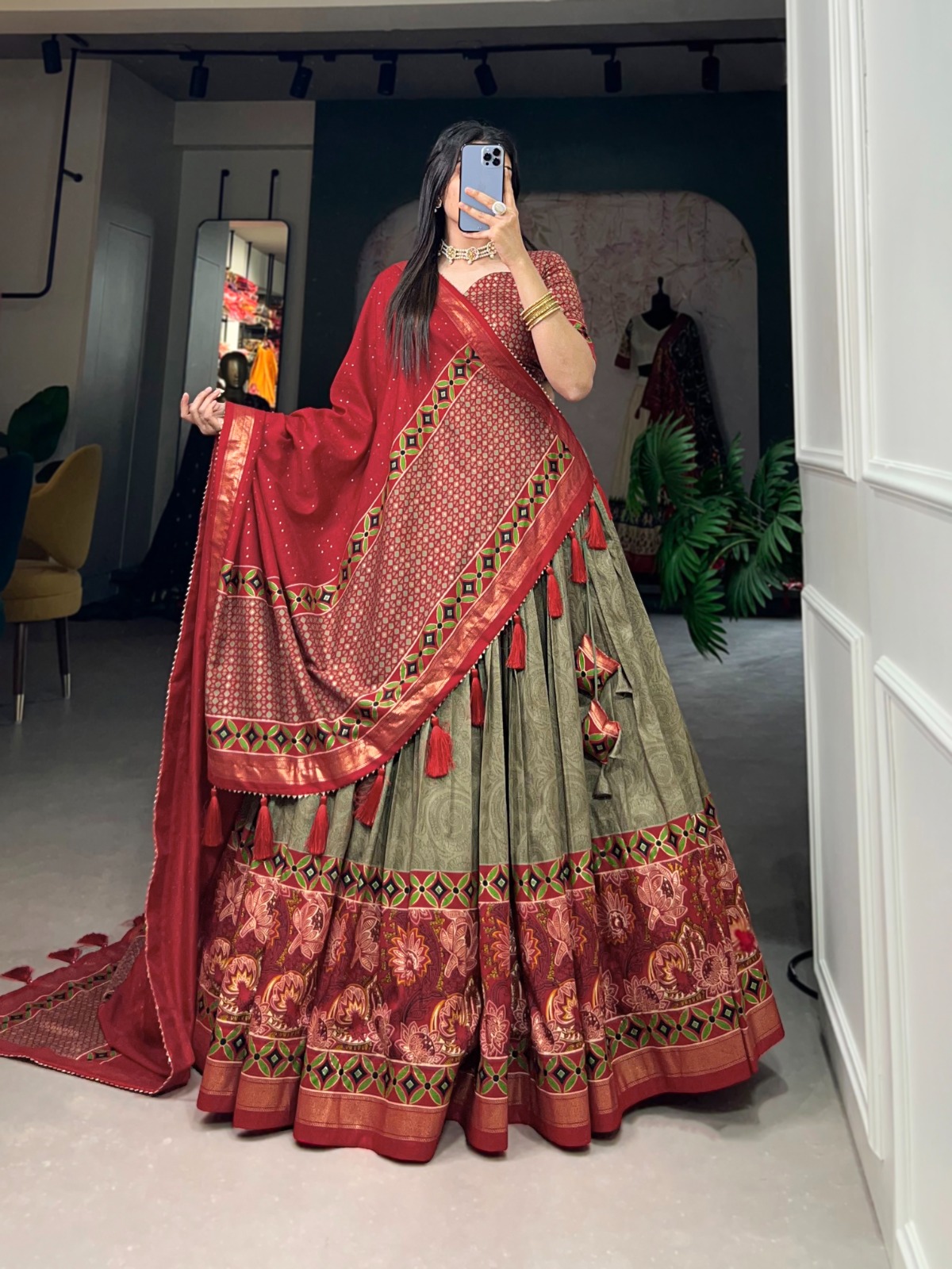 Unleash Your Inner Diva with This Tussar Silk Printed Lehenga Choli: Effortless Glamour and Sophistication 🪷