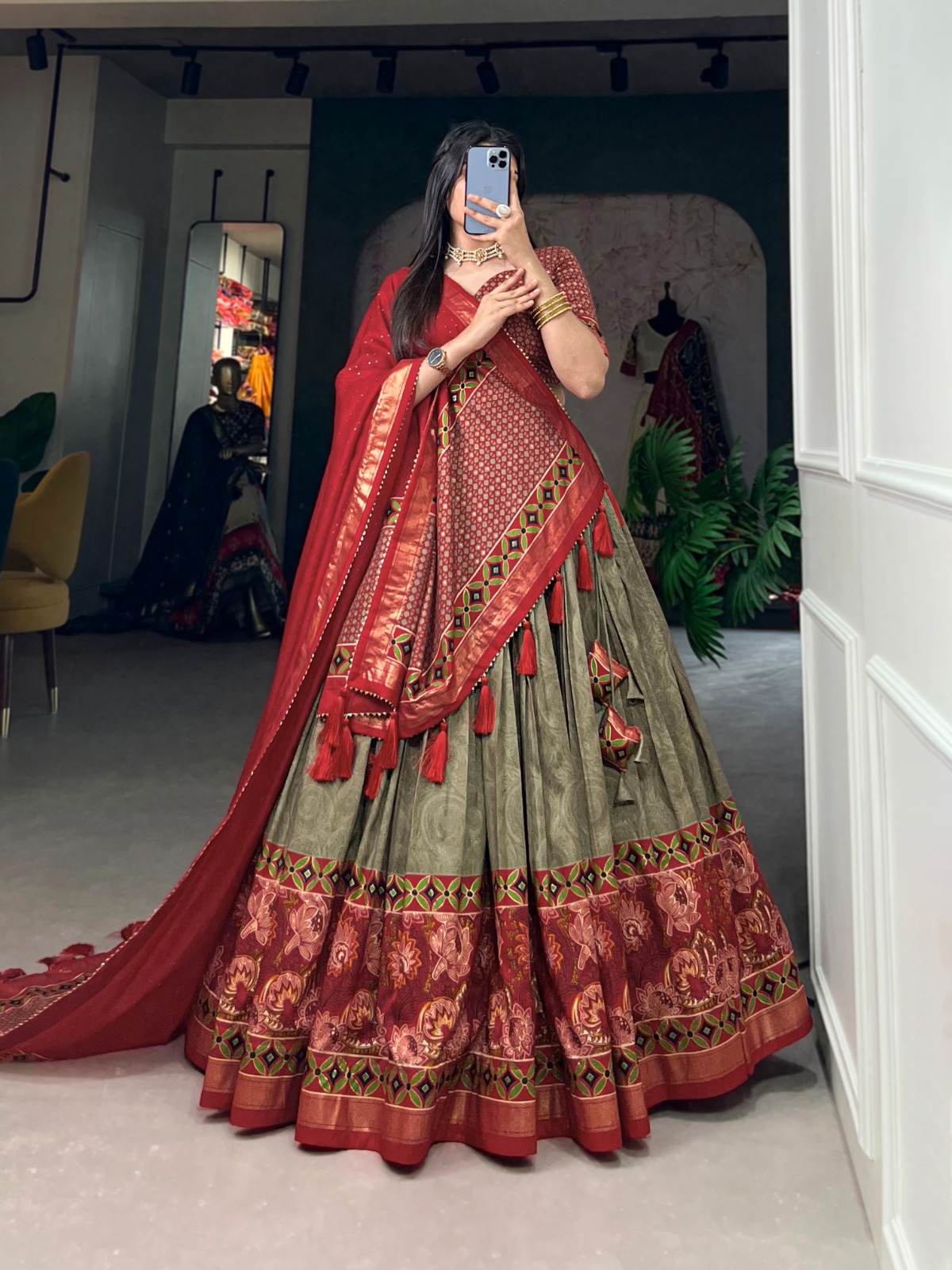 Unleash Your Inner Diva with This Tussar Silk Printed Lehenga Choli: Effortless Glamour and Sophistication 🪷