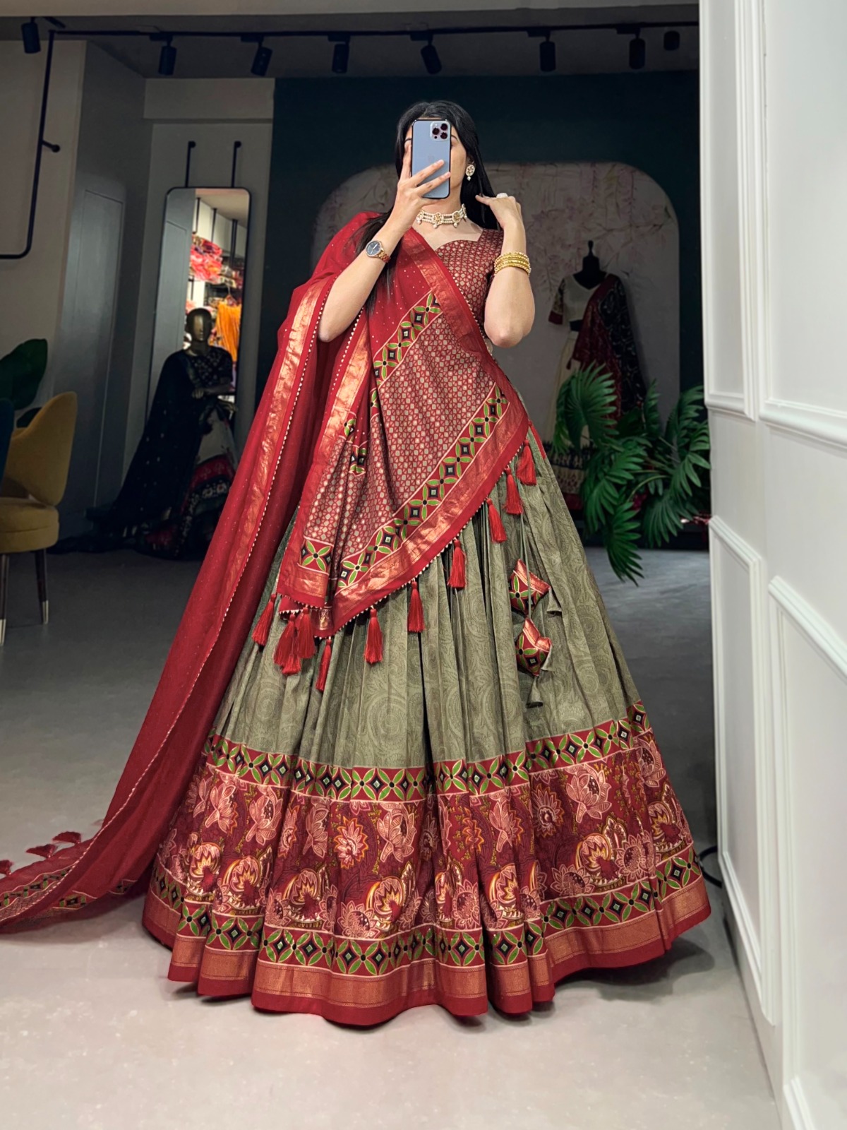 Unleash Your Inner Diva with This Tussar Silk Printed Lehenga Choli: Effortless Glamour and Sophistication 🪷