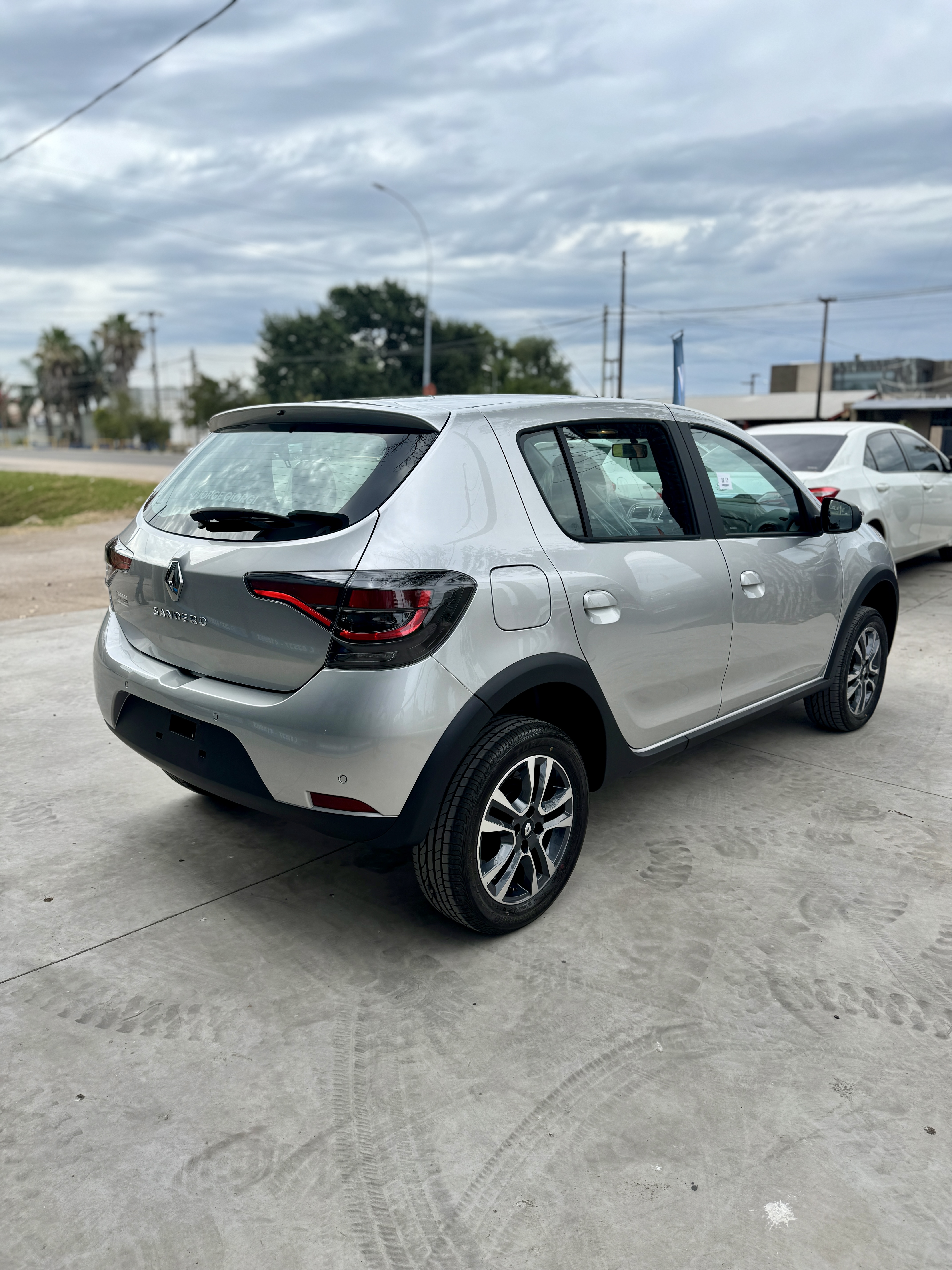 Renault Sandero Intens CVT 0km