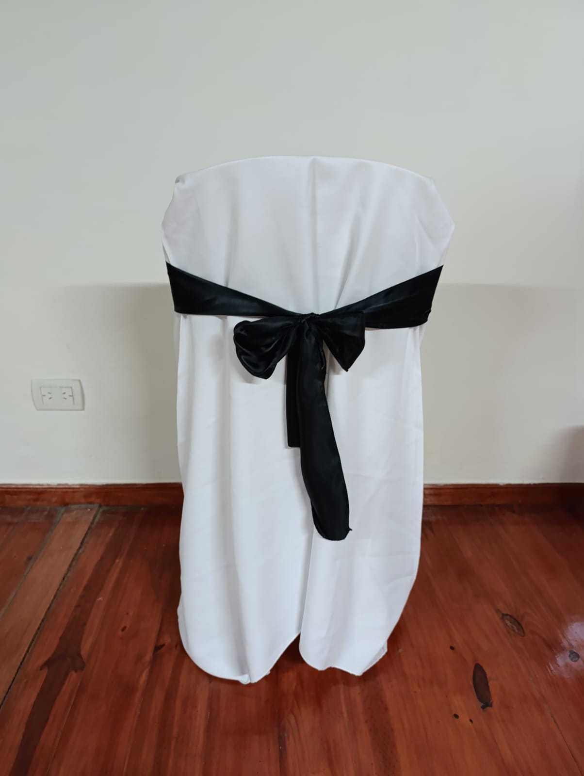 Cubresilla blanco con lazo