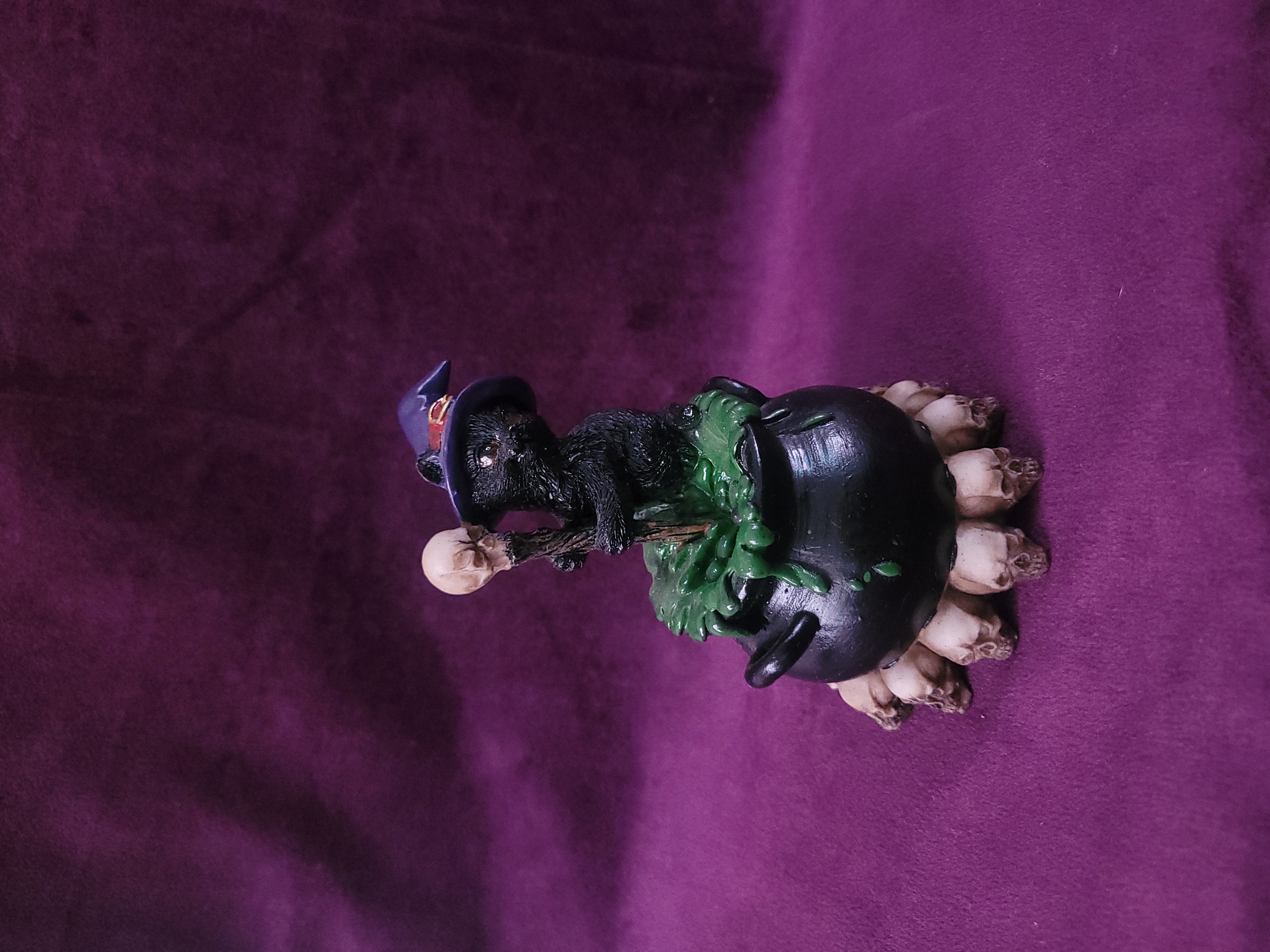 Gato Negro con Caldero Mágico