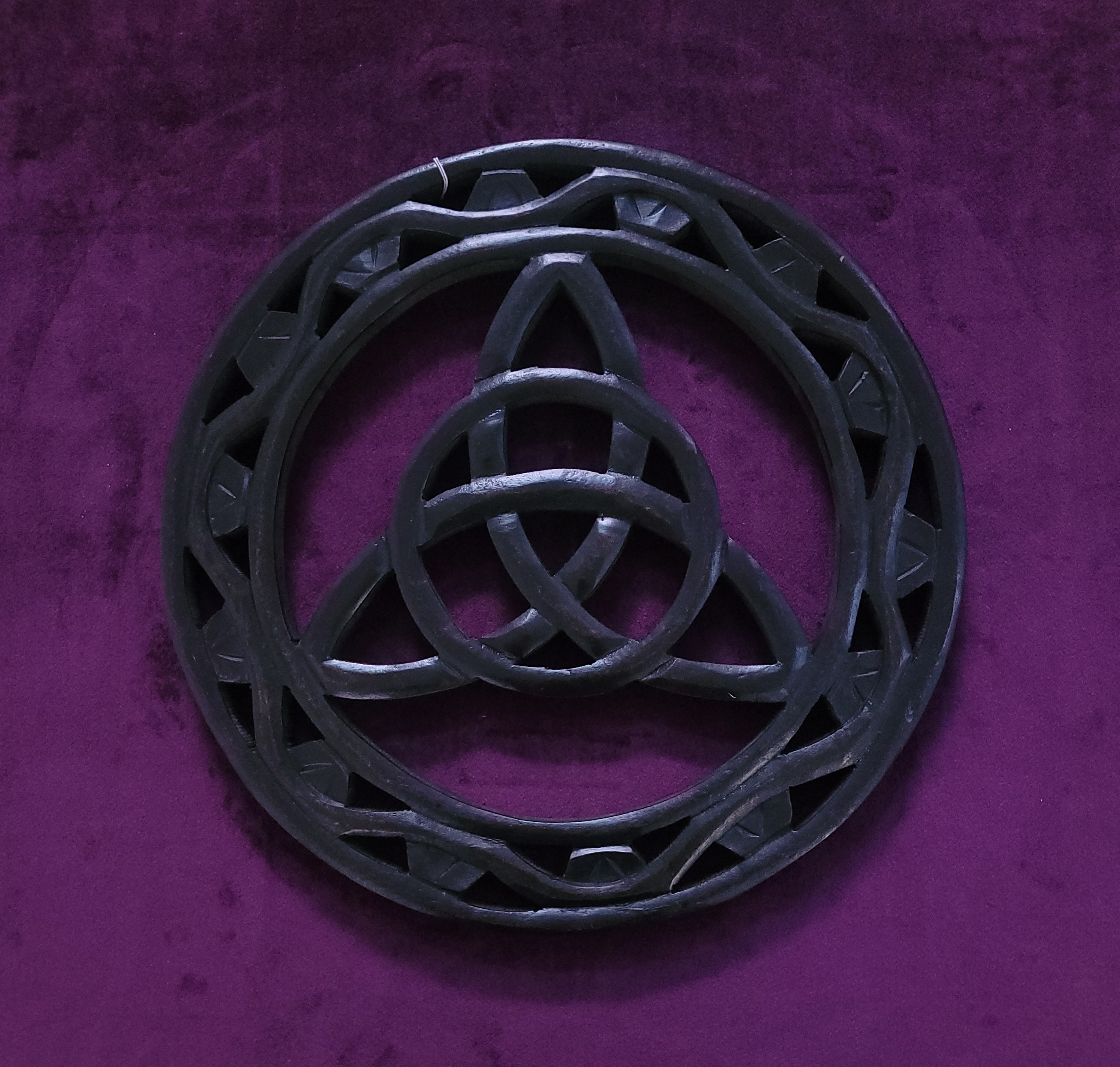 Triqueta de Madera en círculo color negra