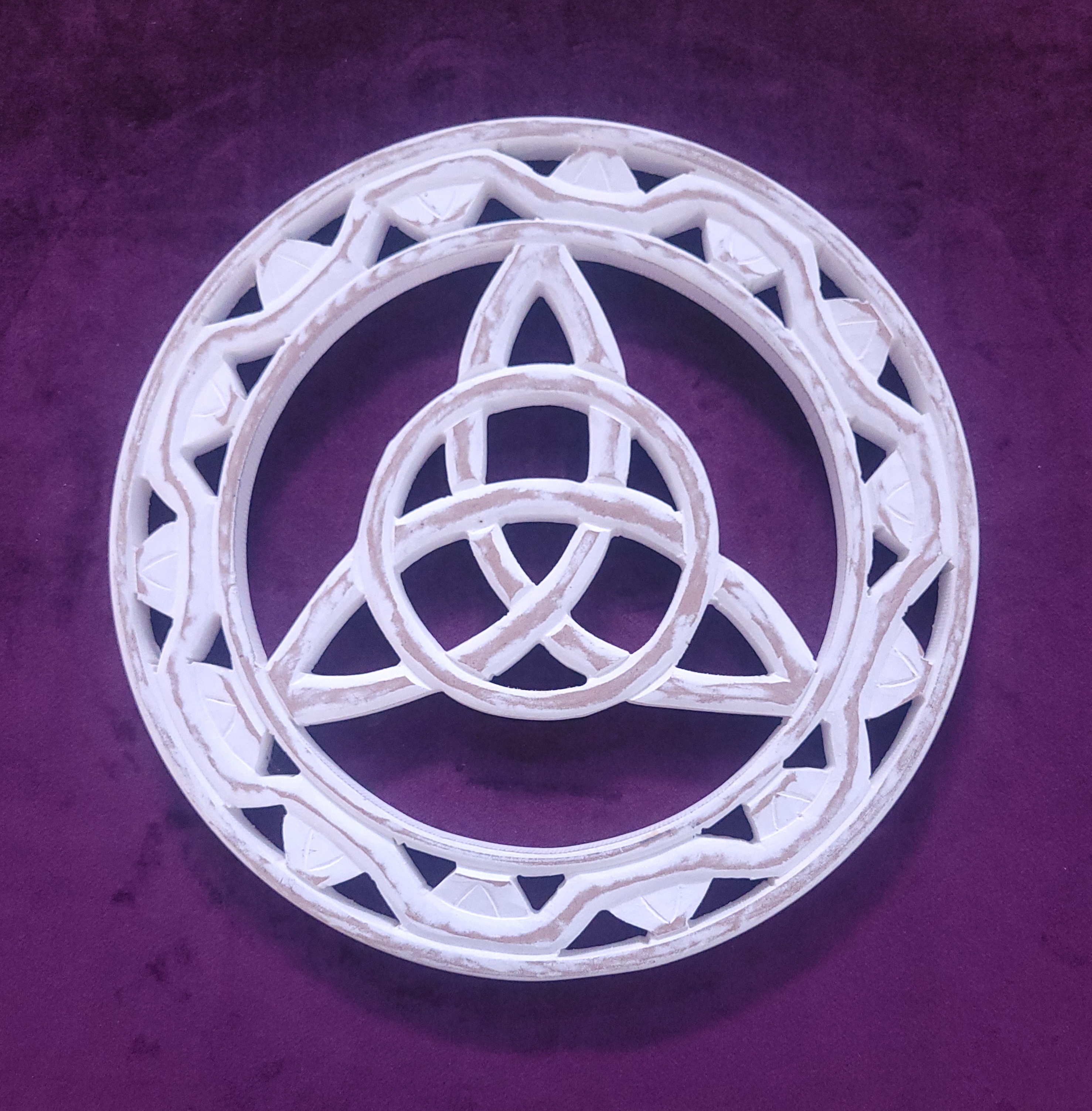 Triqueta de Madera en círculo color blanca