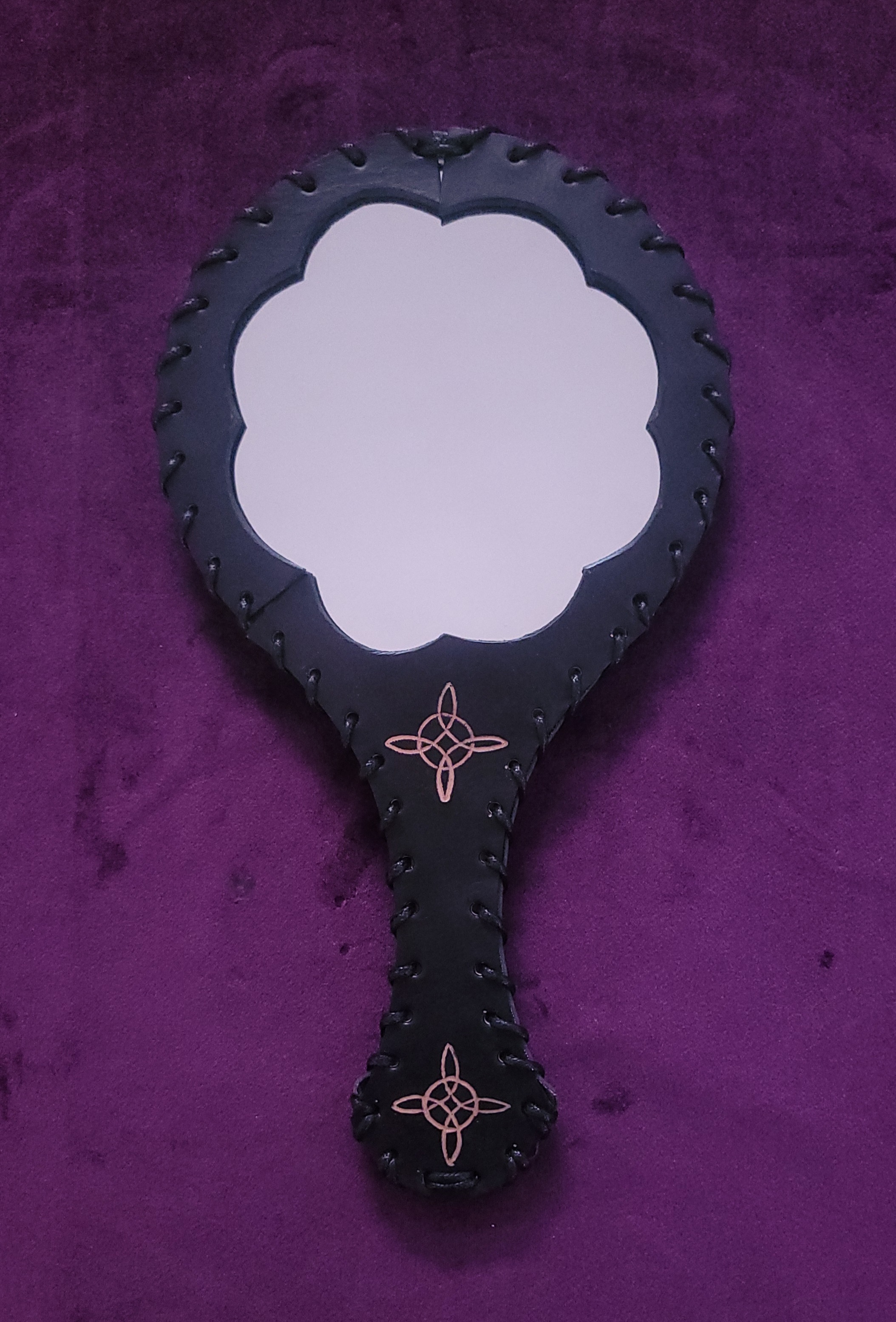 Espejo de Mano Enmarcado en Cuero Negro Nudo de Bruja