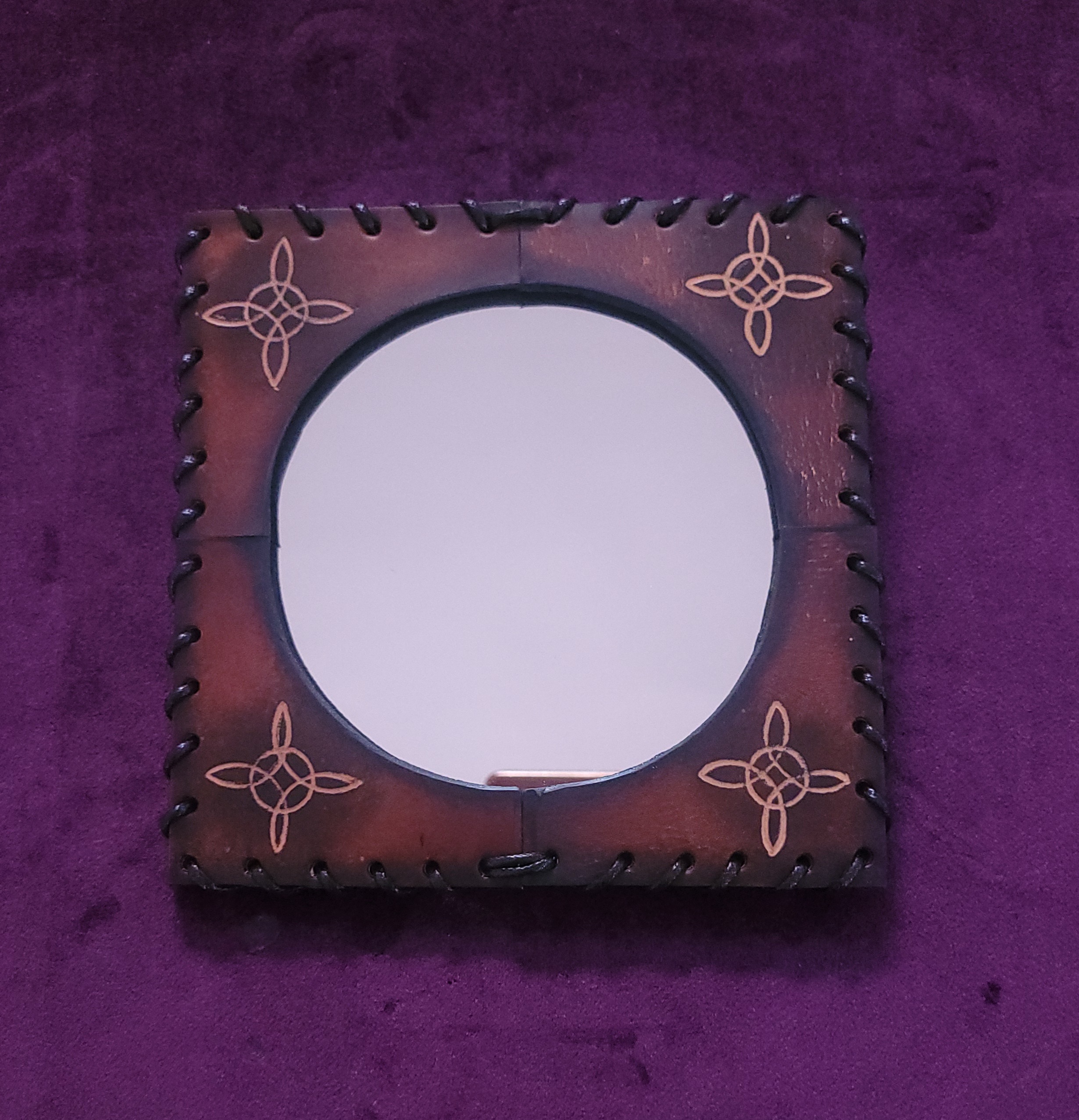 Espejo de Cuero  Color Marrón con Nudo de Bruja