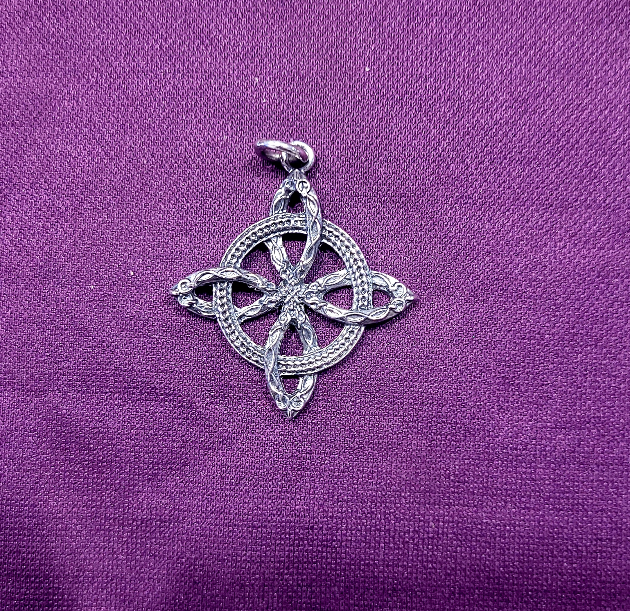 Amuleto Nudo de Bruja. Plata Ley (4cm)