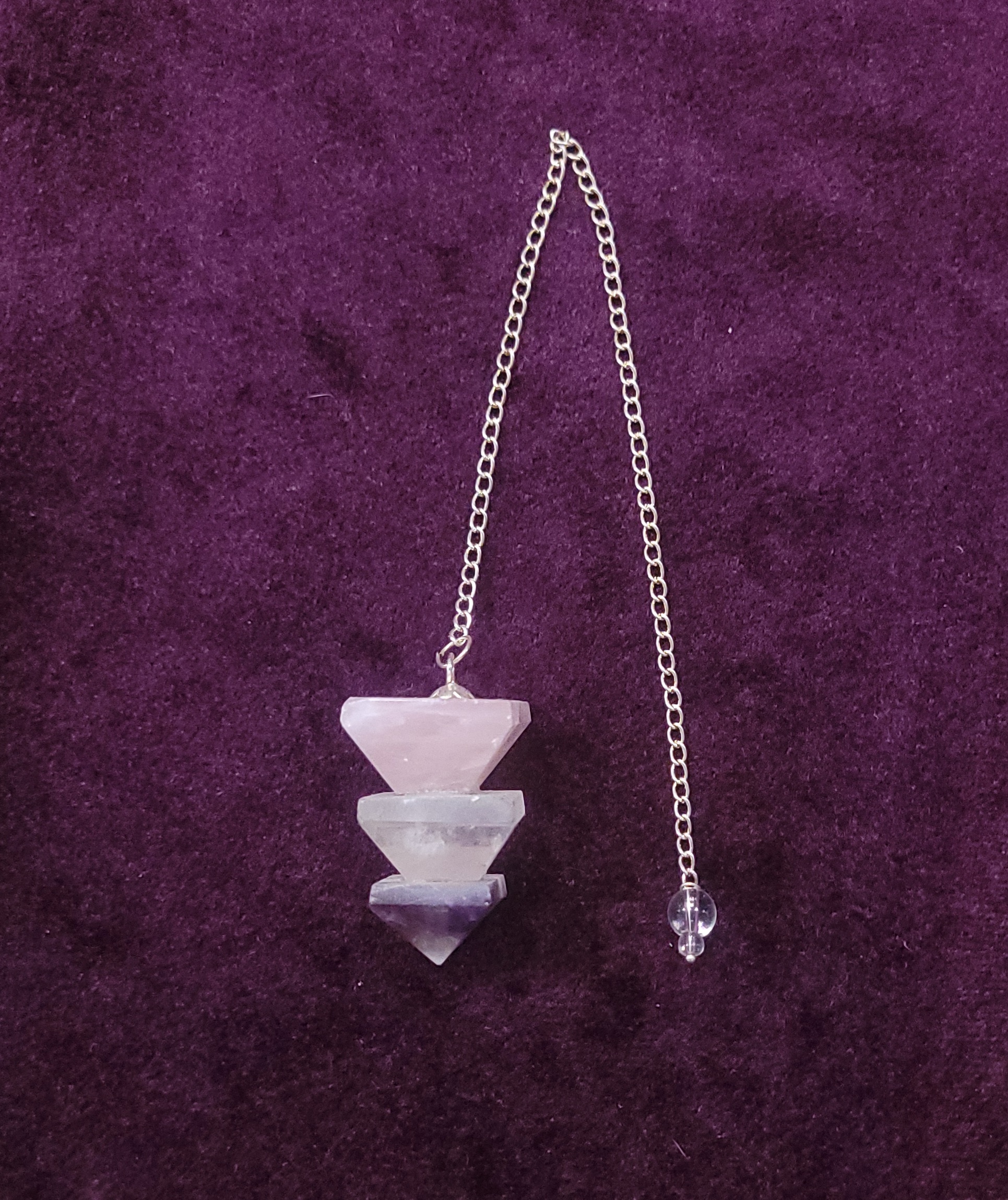 Péndulo Piramidal Tres Cuarzos ( amatista, cuarzo cristal, cuarzo rosa)