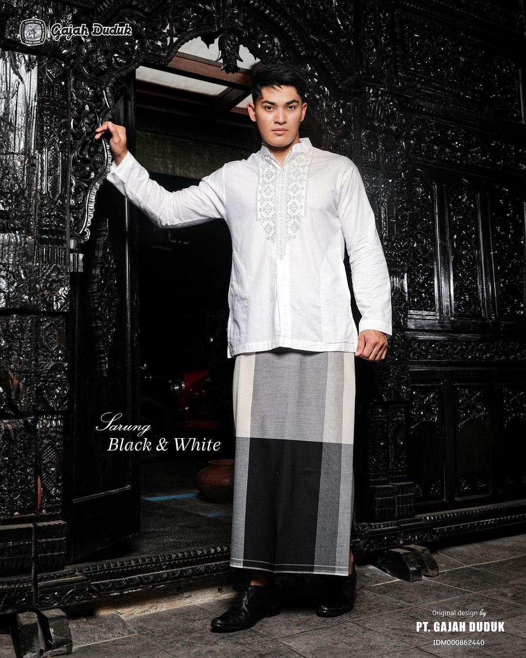  Kain Pelikat Eksklusif Gajah Duduk Black & White (Medium - 4000 Benang)