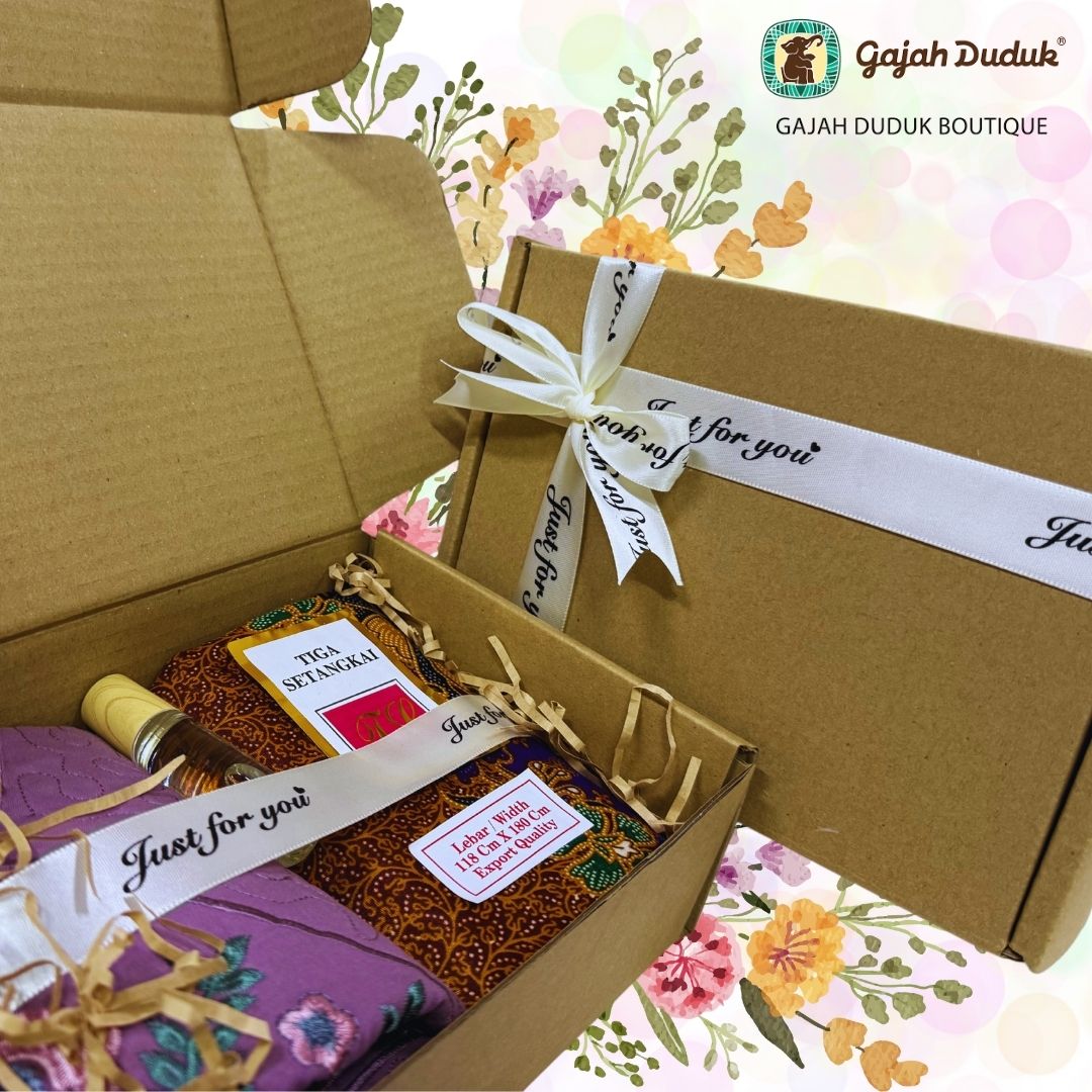 Set Gift Box Sejadah Mini Sulam , Batik 3 Serangkai/Setangkai Biasa & Perfume Mesra Wudhuk
