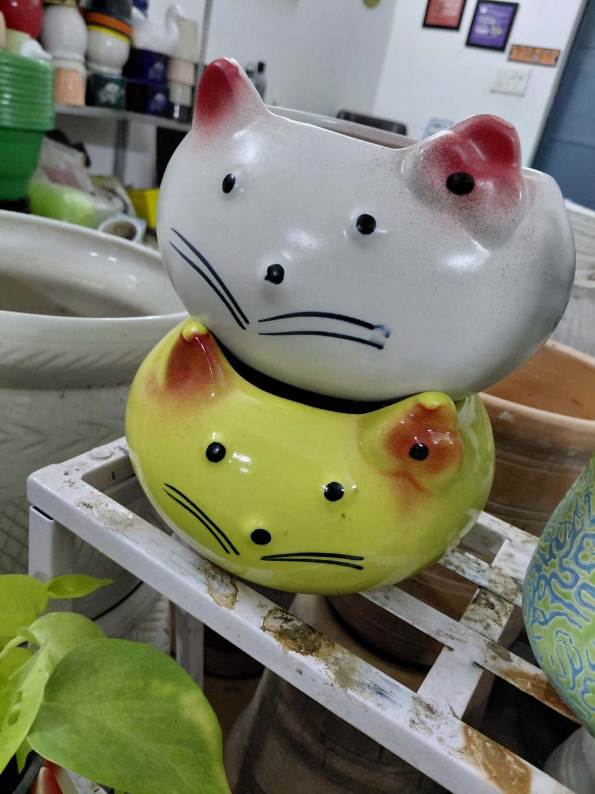 Cat-shaped ceramic pots