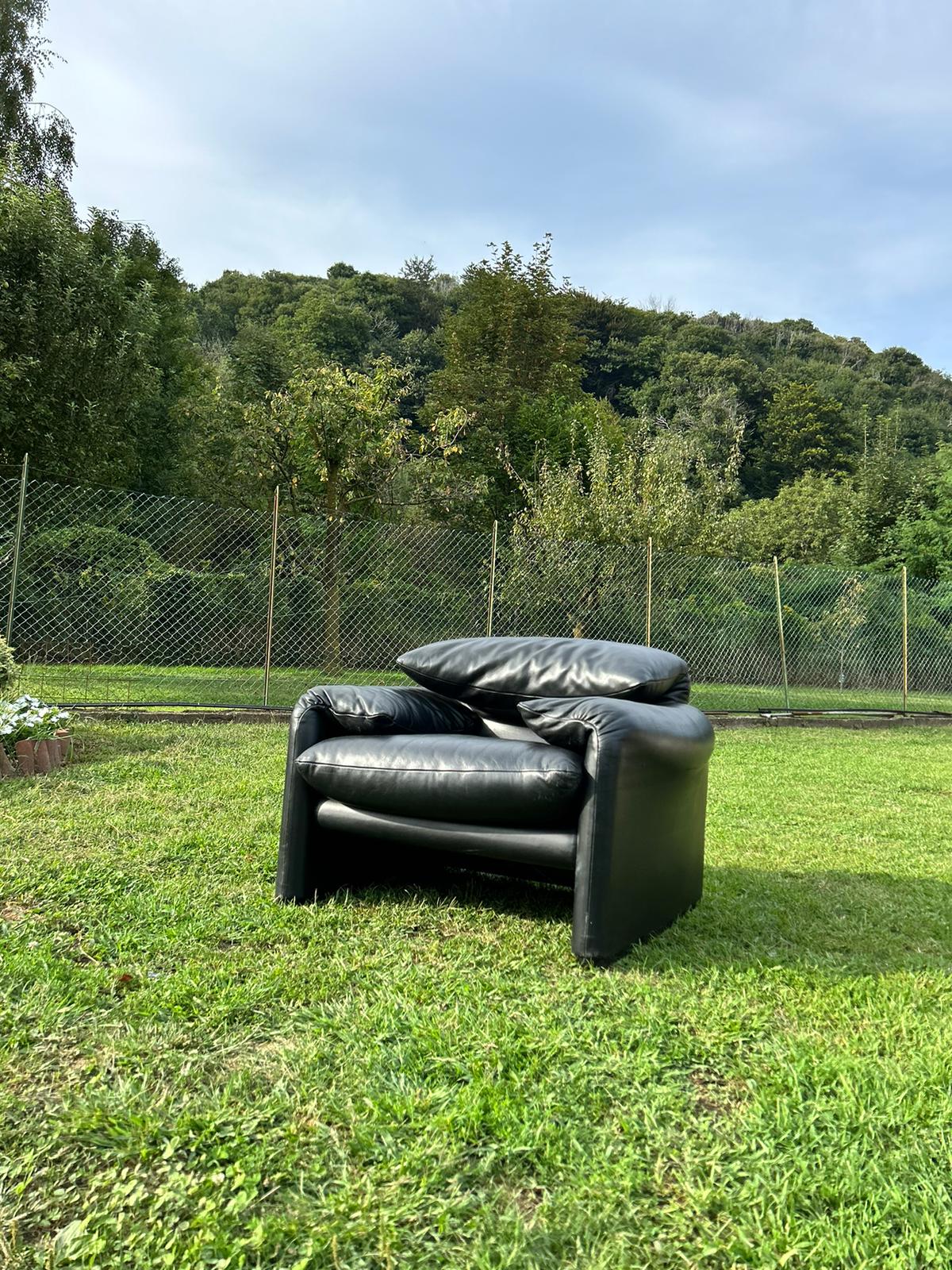 "Maralunga" Iconic armchair designed by Vico Magistretti for Cassina 