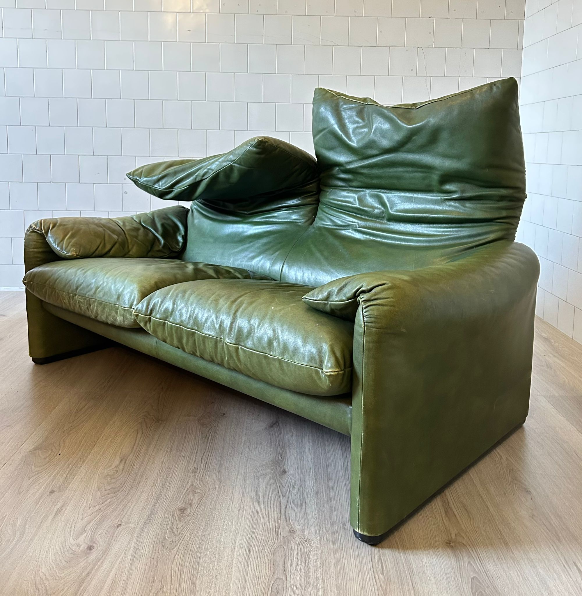 Maralunga 2 Seats Sofa In green Lather, Design Vico Magistretti , Cassina , 1970