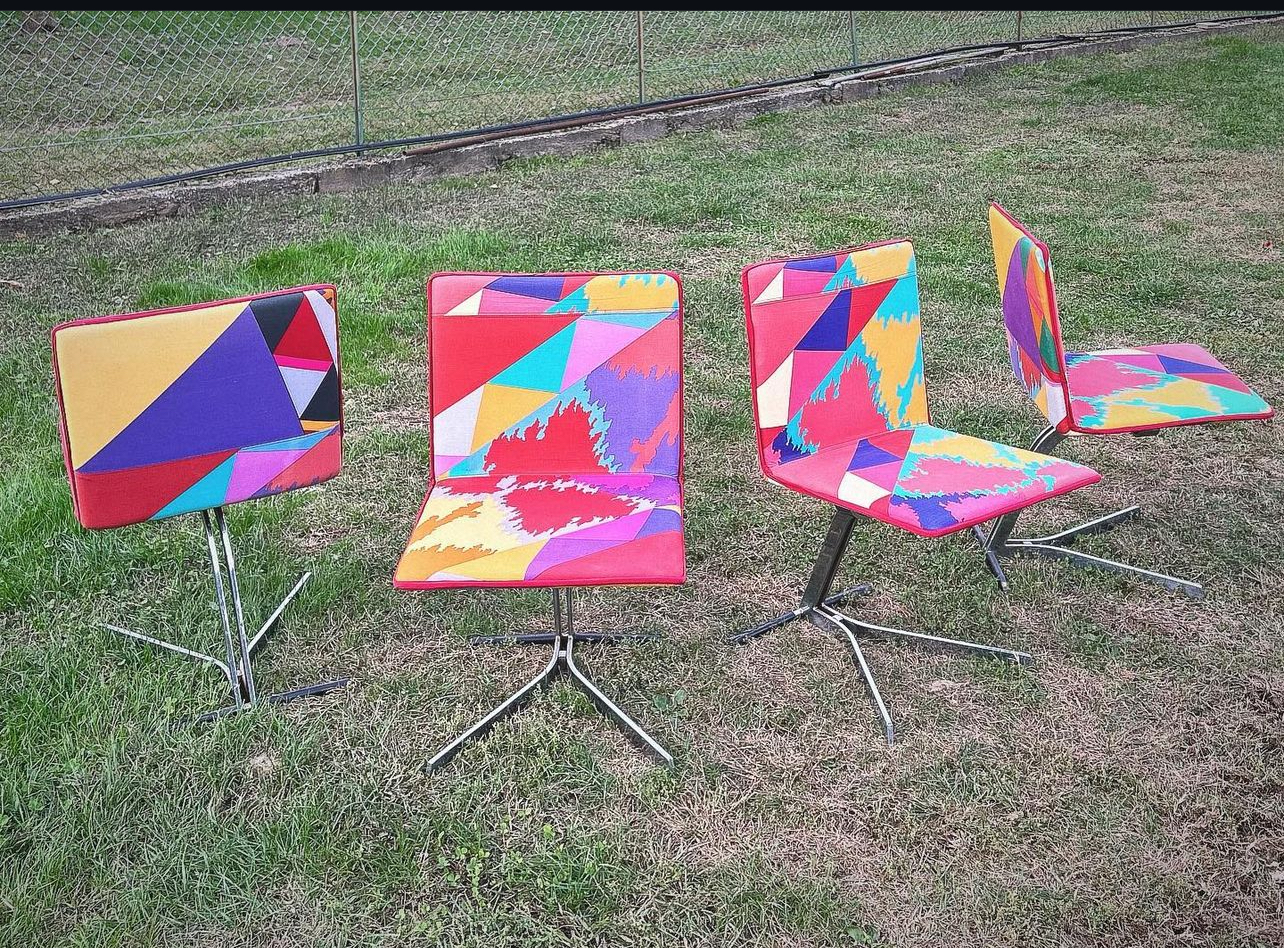Set of 4 chairs Design By Giovanni Offredi prod. Saporiti, Italy, 1970s Chromed metal frame and Missoni fabric