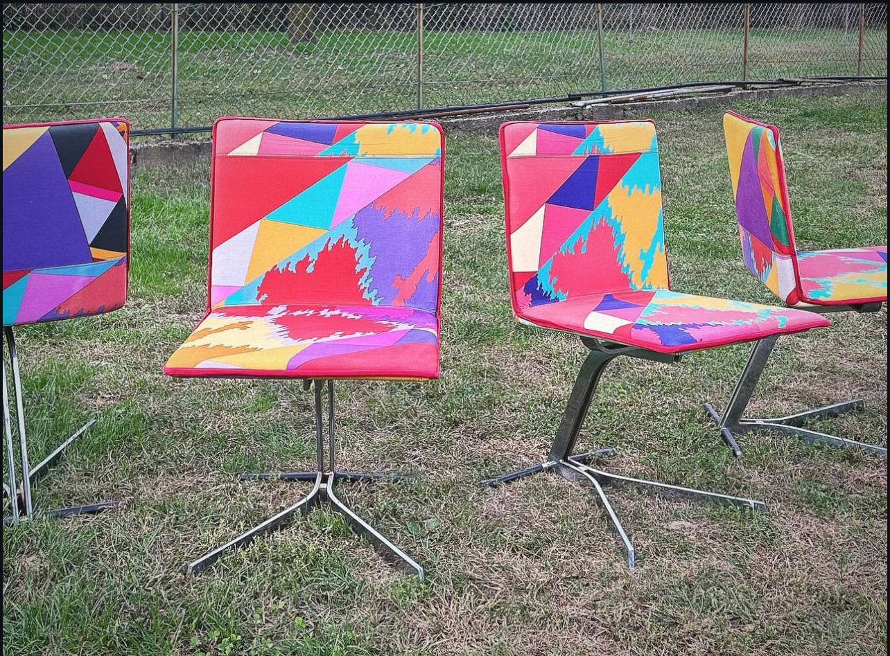 Set of 4 chairs Design By Giovanni Offredi prod. Saporiti, Italy, 1970s Chromed metal frame and Missoni fabric