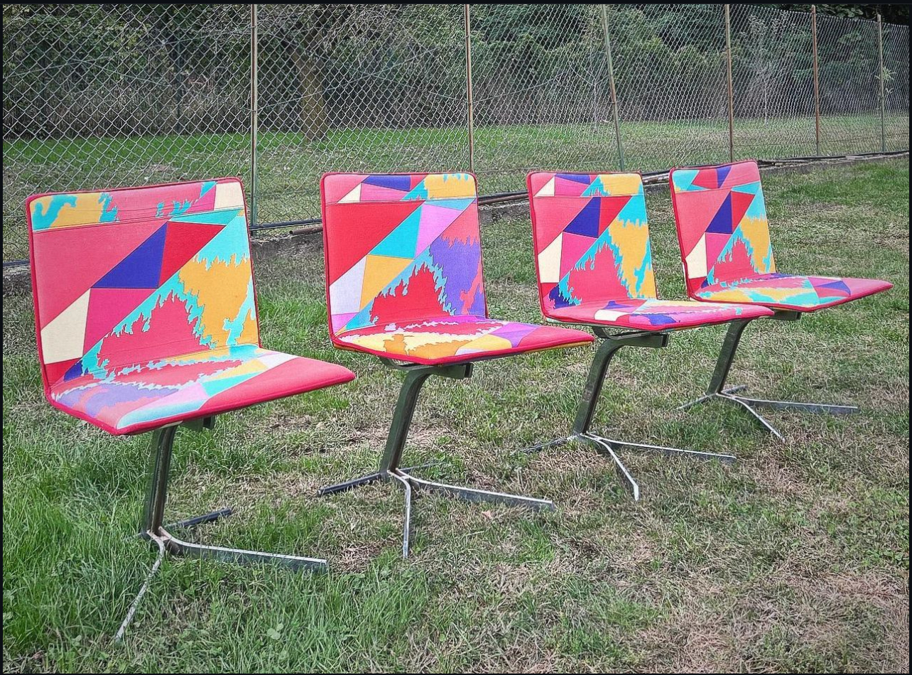 Set of 4 chairs Design By Giovanni Offredi prod. Saporiti, Italy, 1970s Chromed metal frame and Missoni fabric