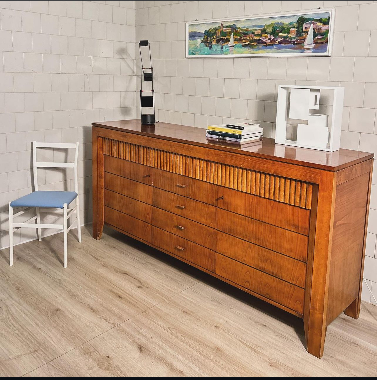 Sideboard in cherry wood and finely crafted ribbing features an upper part with ribbing on the 3 top quality front drawers, 2 doors with lock and two internal adjustable shelves, 7 front drawers, 2 side drawers. Morelato, Italy