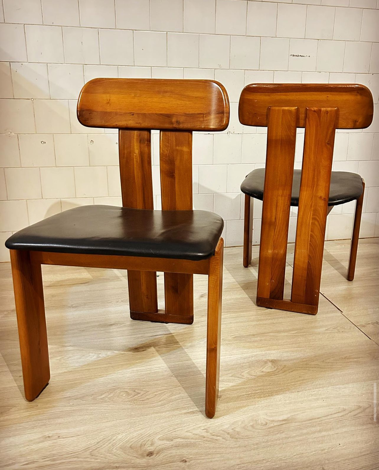 "Sapporo" dining chairs, designed by Mario Marenco Produced by Italian manufacturer Mobilgirgi 1970s. 70s Furniture They feature a walnut briar structure and black leather seats.