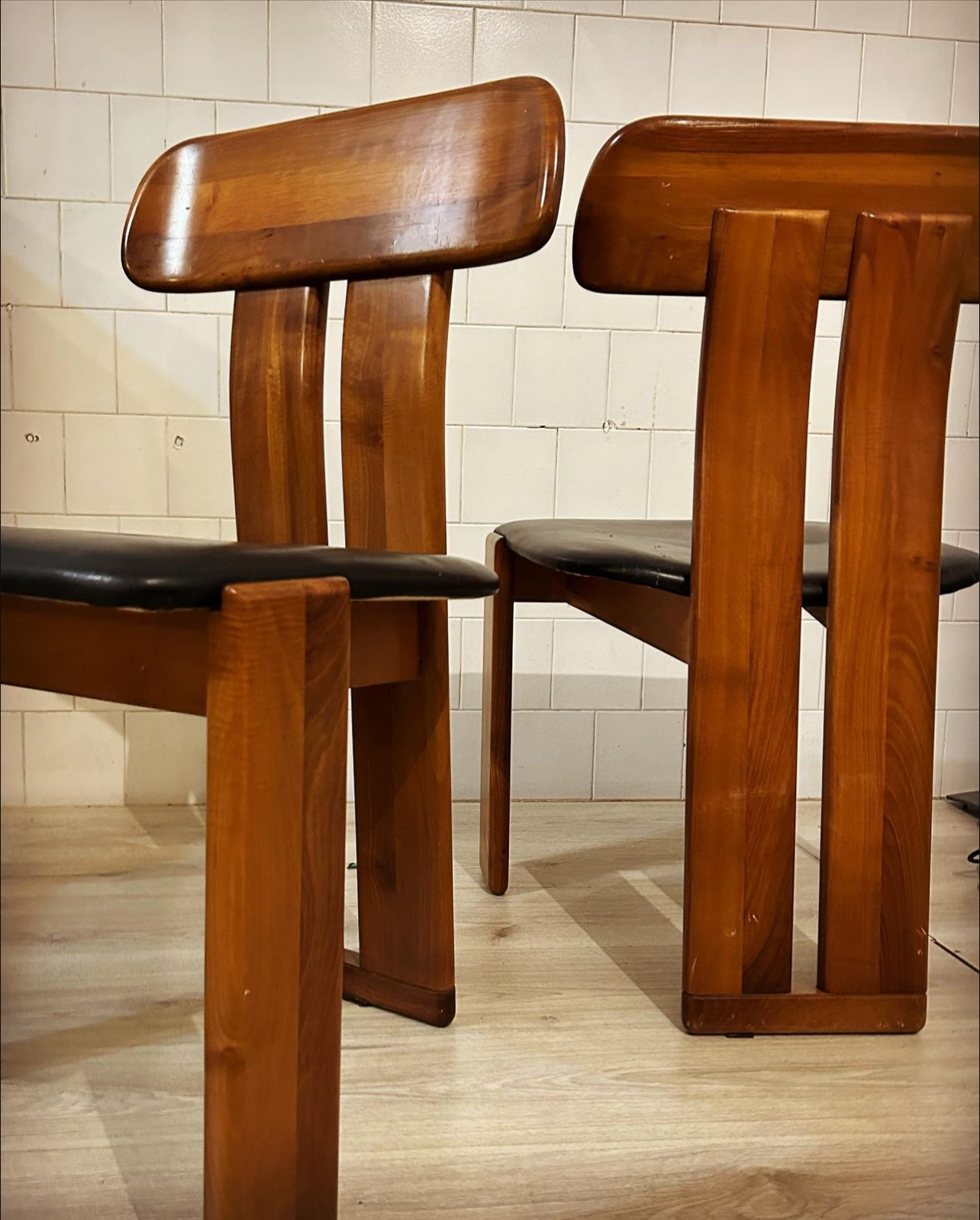 "Sapporo" dining chairs, designed by Mario Marenco Produced by Italian manufacturer Mobilgirgi 1970s. 70s Furniture They feature a walnut briar structure and black leather seats.