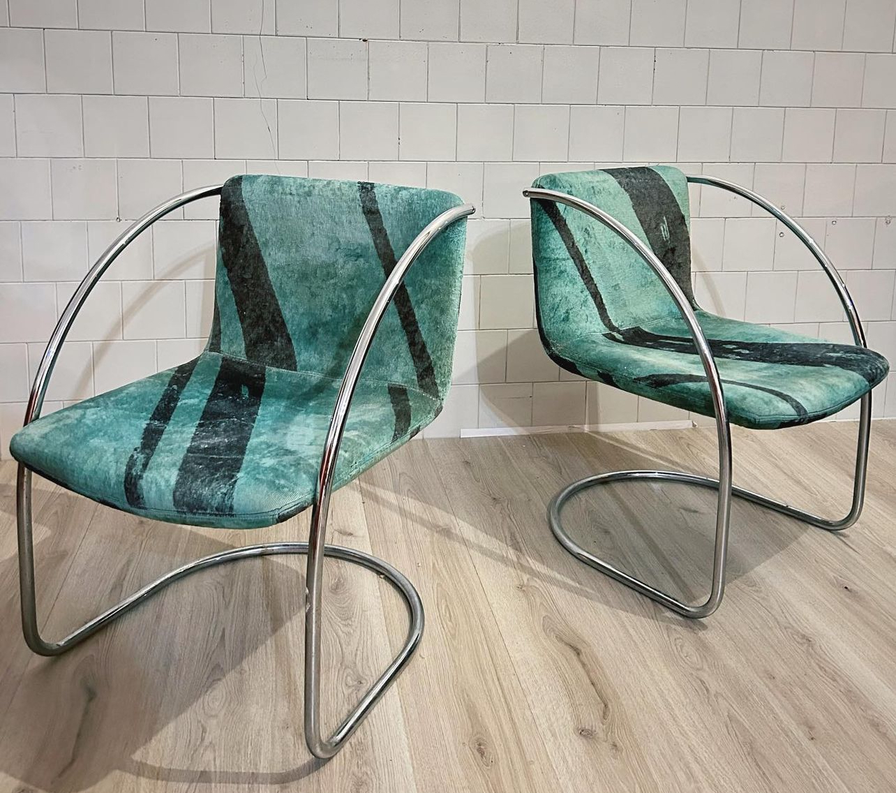 Giovanni Offeredi Sold Coppia sedie modello "Lens", telaio in acciaio tubolare cromato, tessuto di schienale e seduta in alcantara, produzione industriale italiana (Saporiti Italia, 1968)