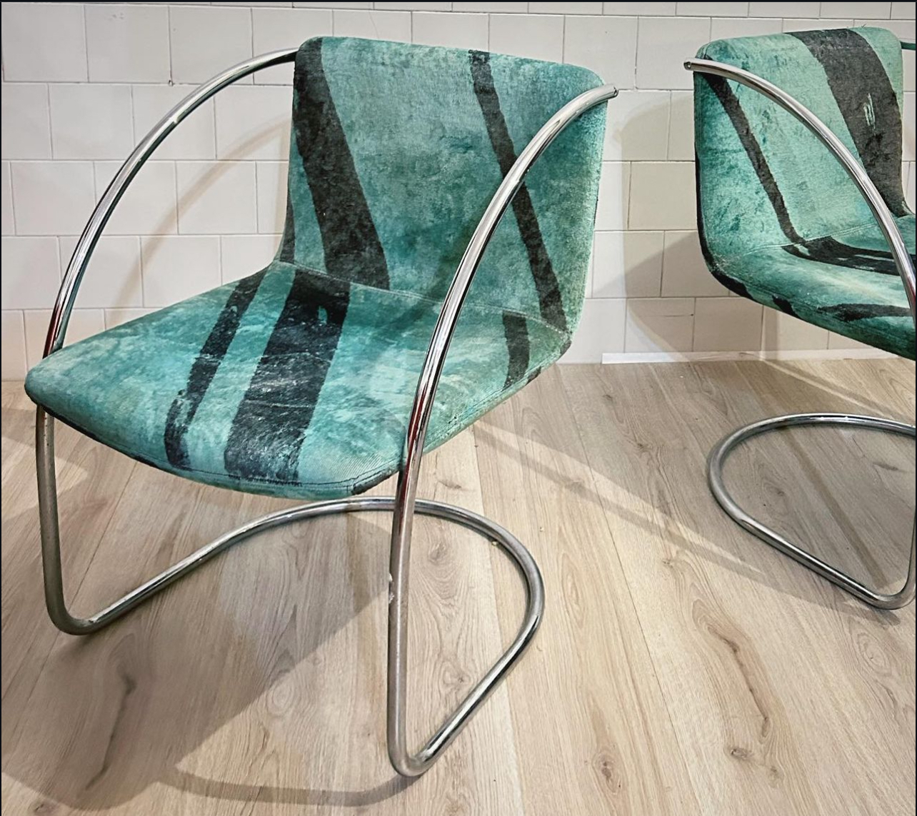 Giovanni Offeredi Sold Coppia sedie modello "Lens", telaio in acciaio tubolare cromato, tessuto di schienale e seduta in alcantara, produzione industriale italiana (Saporiti Italia, 1968)