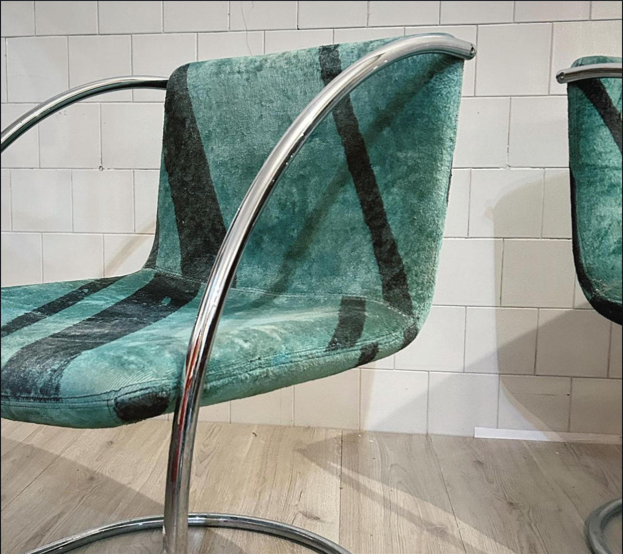 Giovanni Offeredi Sold Coppia sedie modello "Lens", telaio in acciaio tubolare cromato, tessuto di schienale e seduta in alcantara, produzione industriale italiana (Saporiti Italia, 1968)