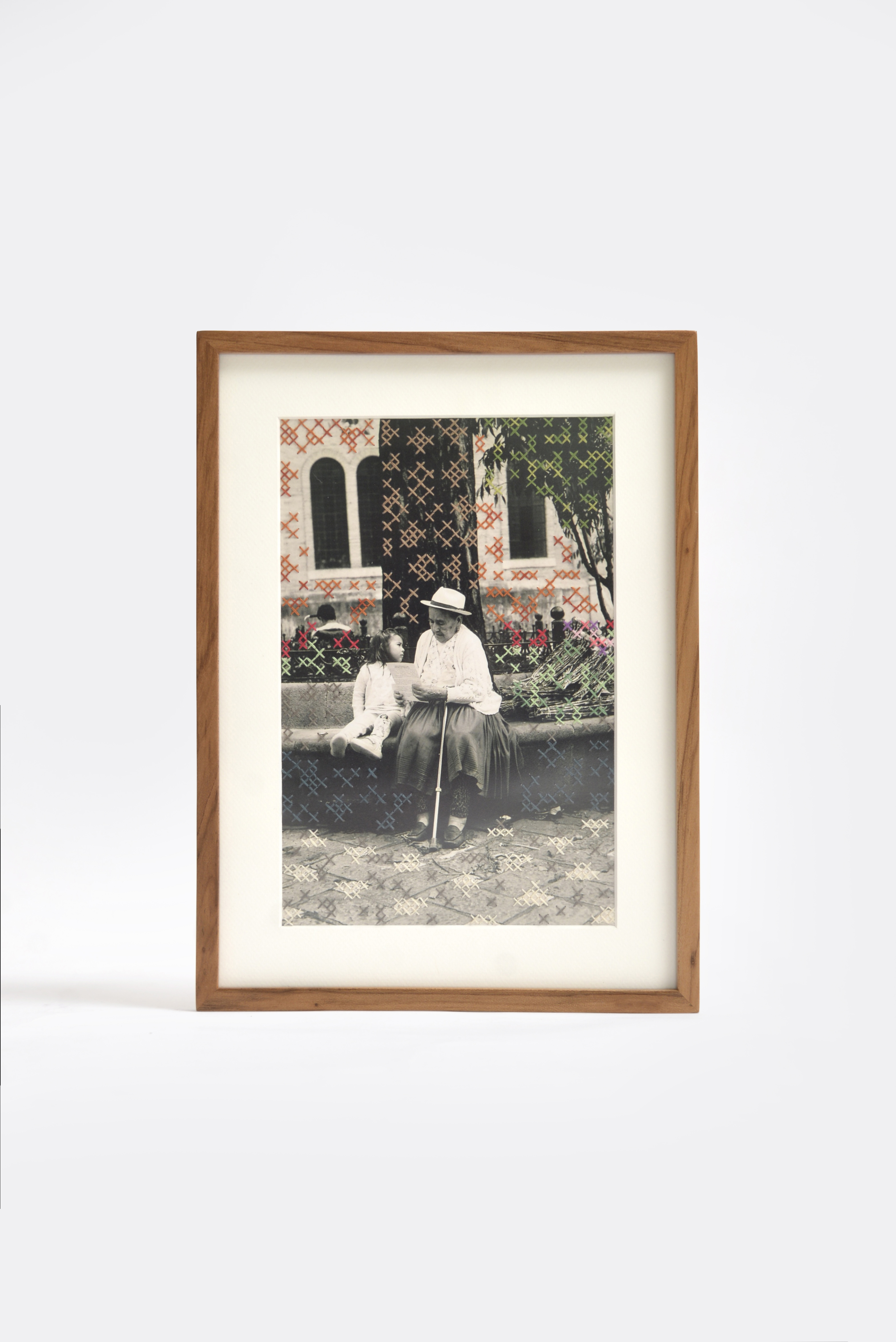 Señora en la plaza punto cruz