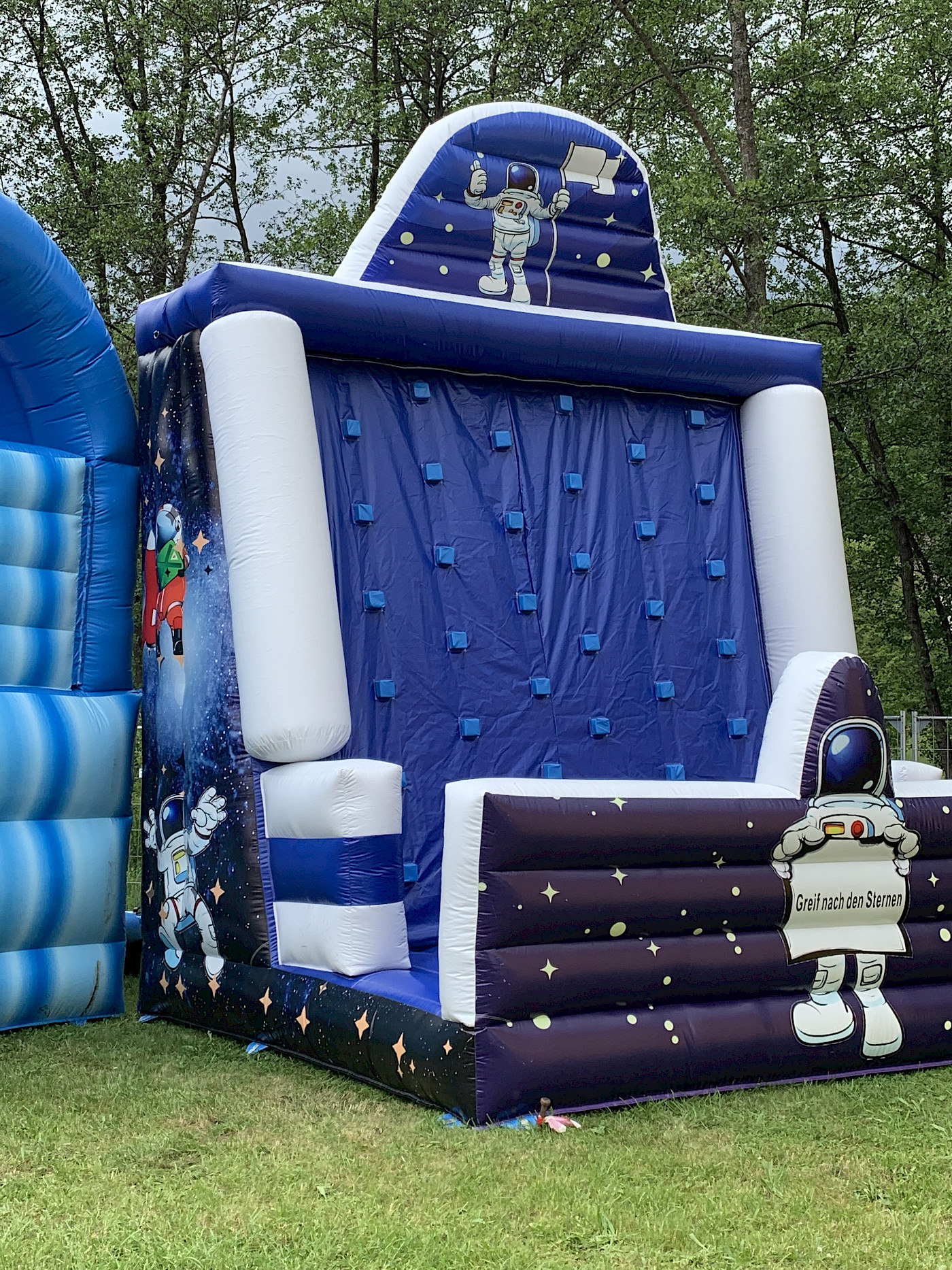 Kletterwand Hüpfonaut