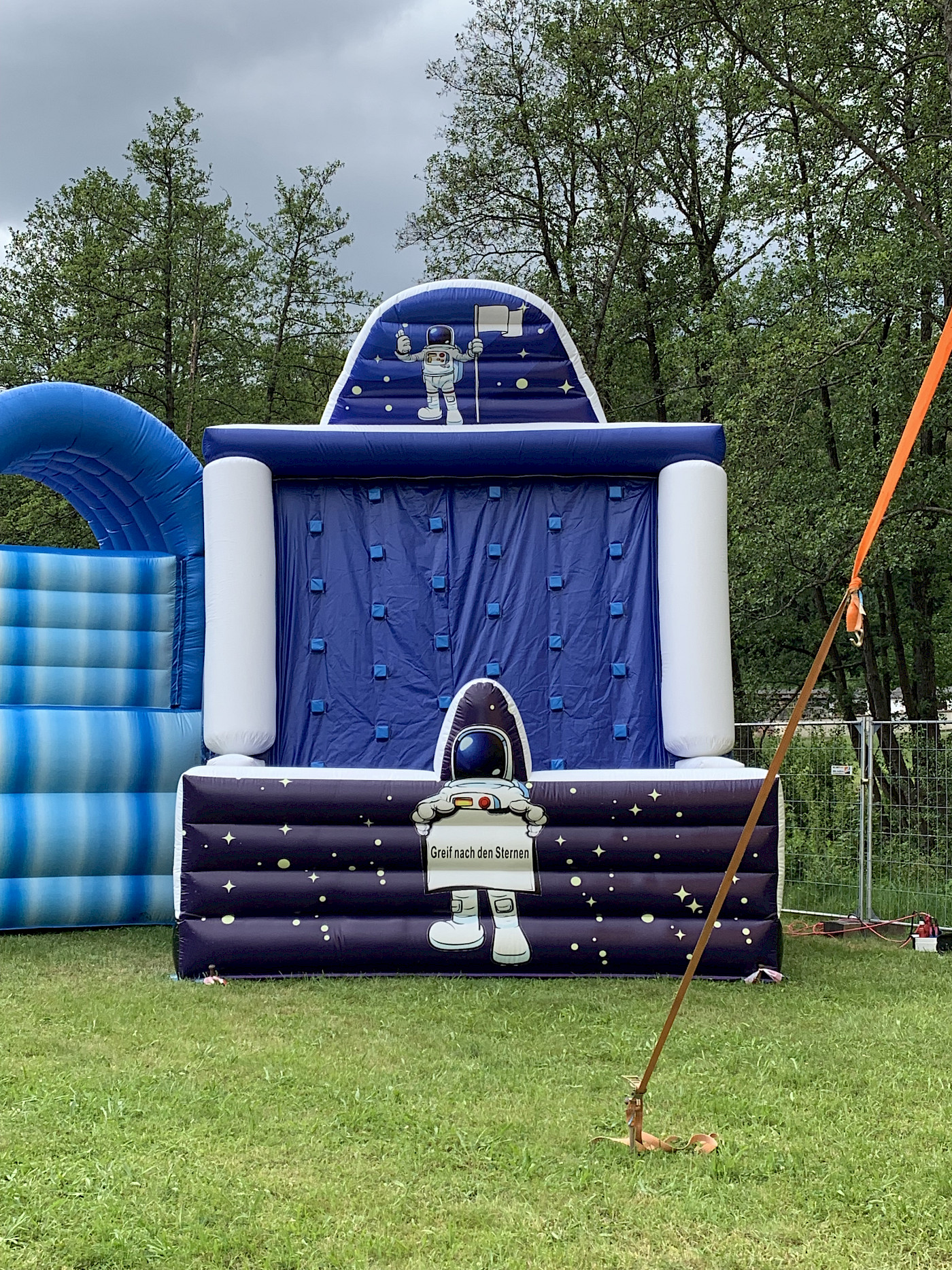 Kletterwand Hüpfonaut