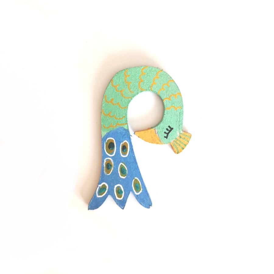 Lettre en bois féerie P paon