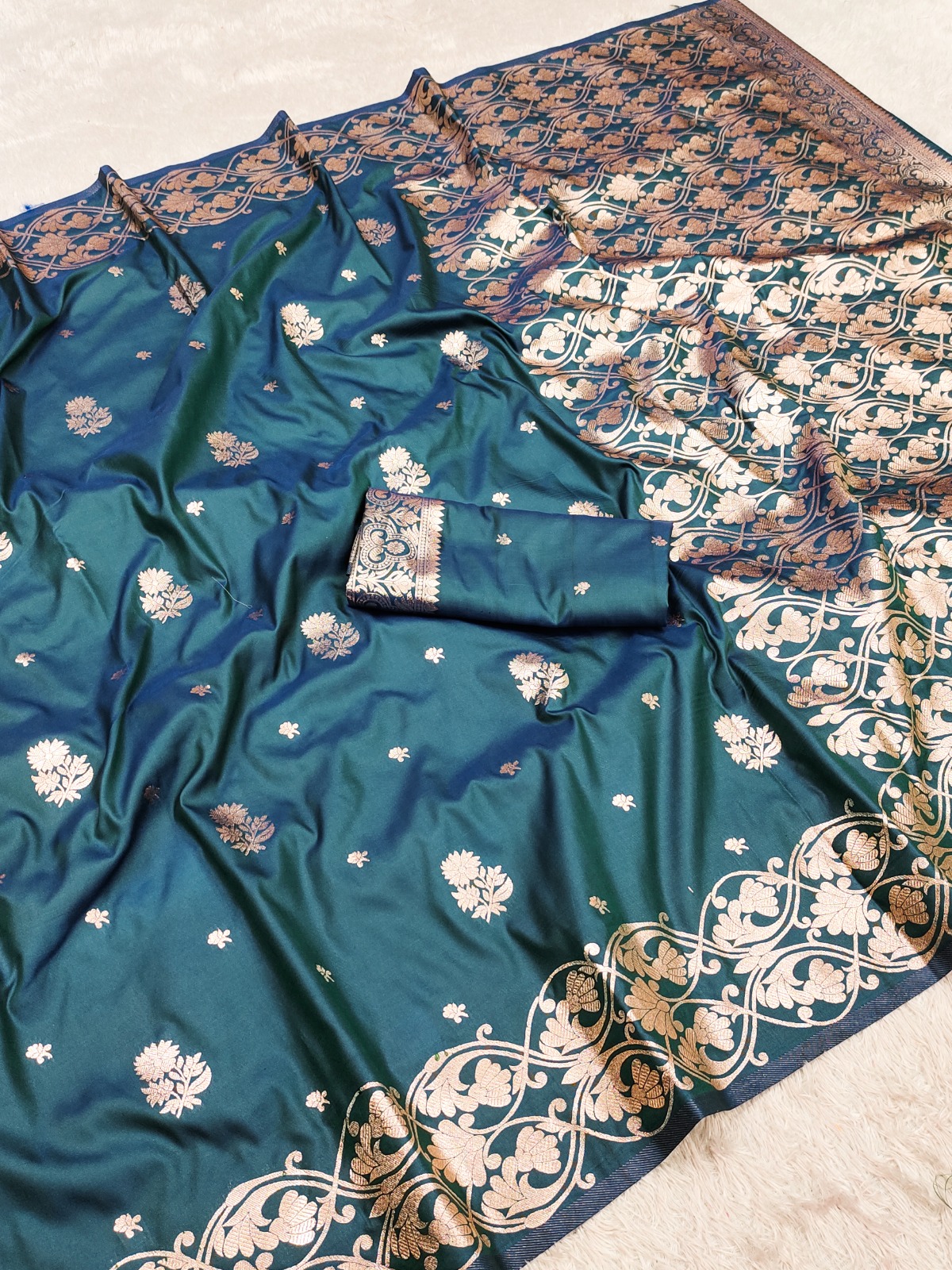  lite weight pure doulton open border banarasi silk saree with bp 