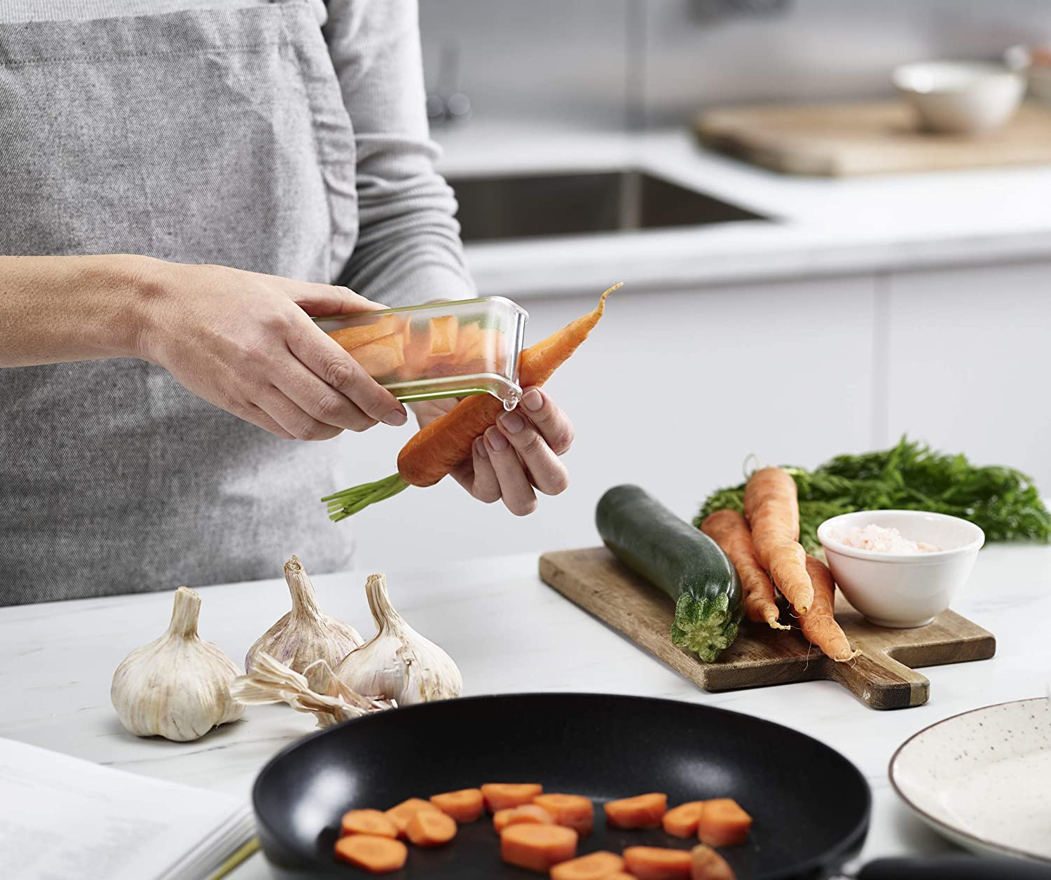 Vegetable Peeler with Container