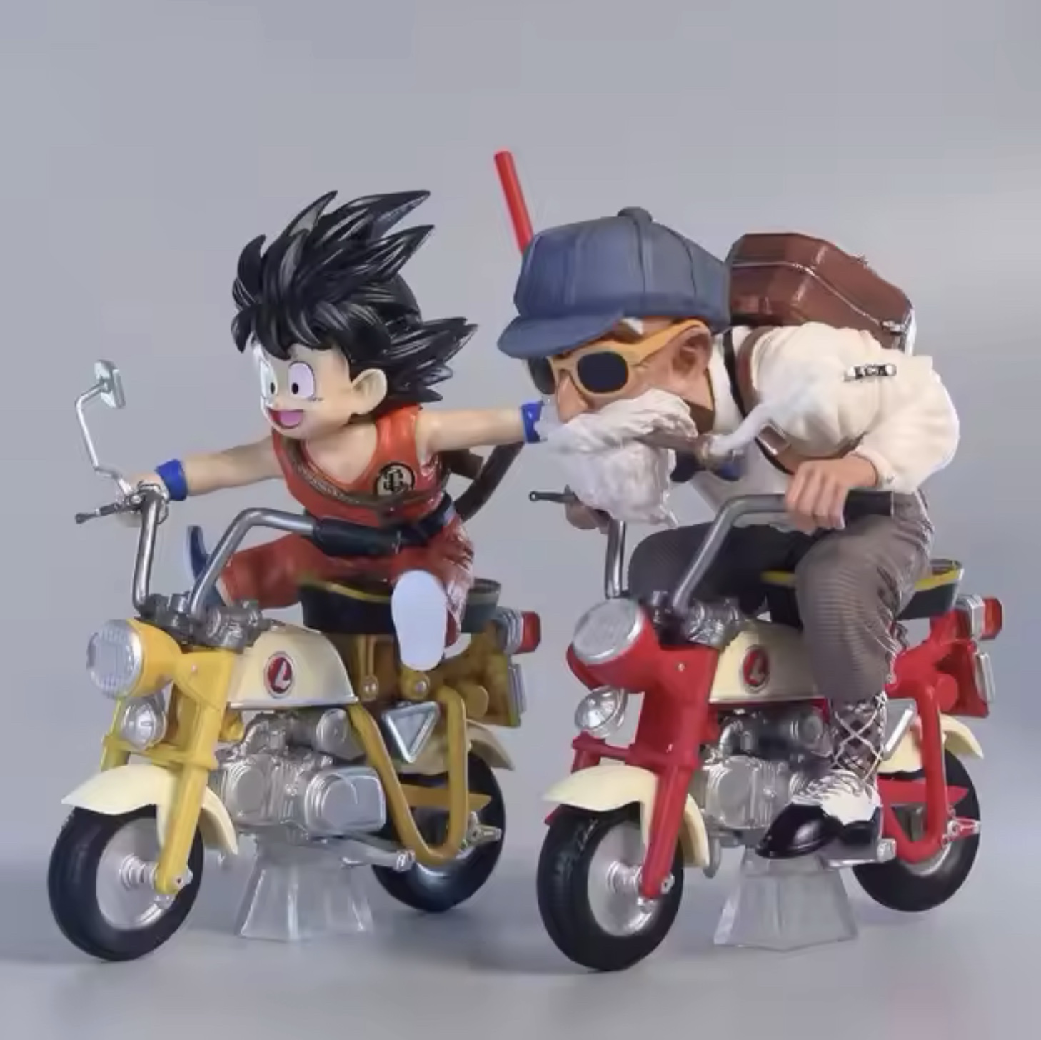 Figuras de Goku y Maestro Roshi en motocicleta
