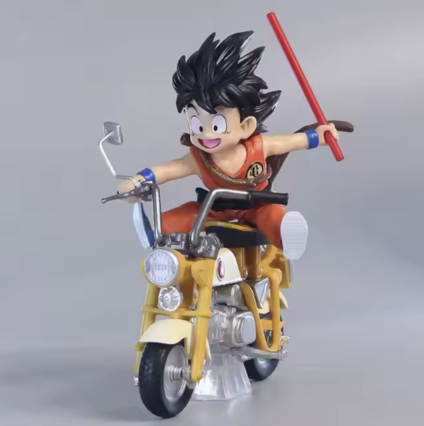 Figuras de Goku y Maestro Roshi en motocicleta