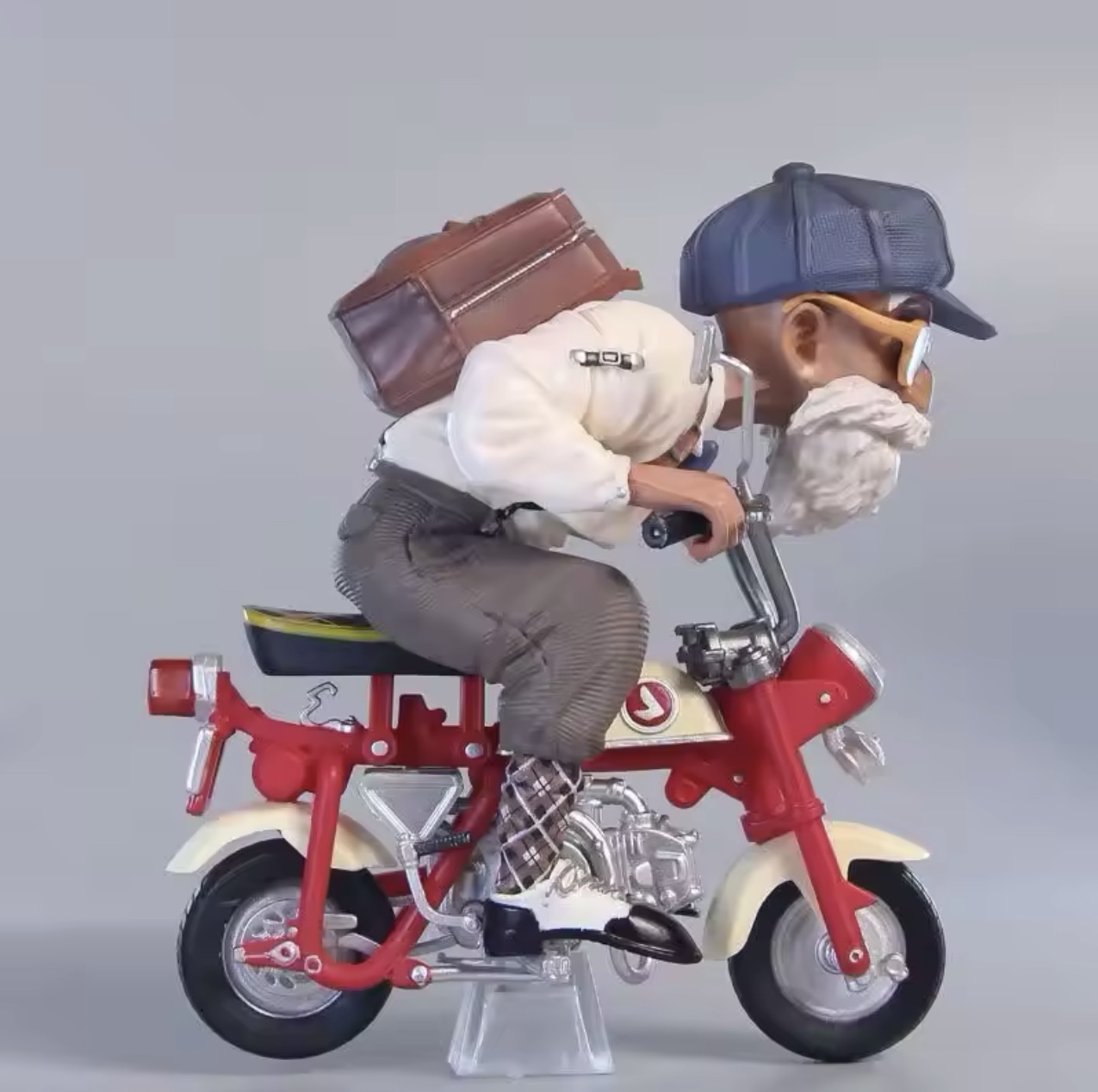 Figuras de Goku y Maestro Roshi en motocicleta